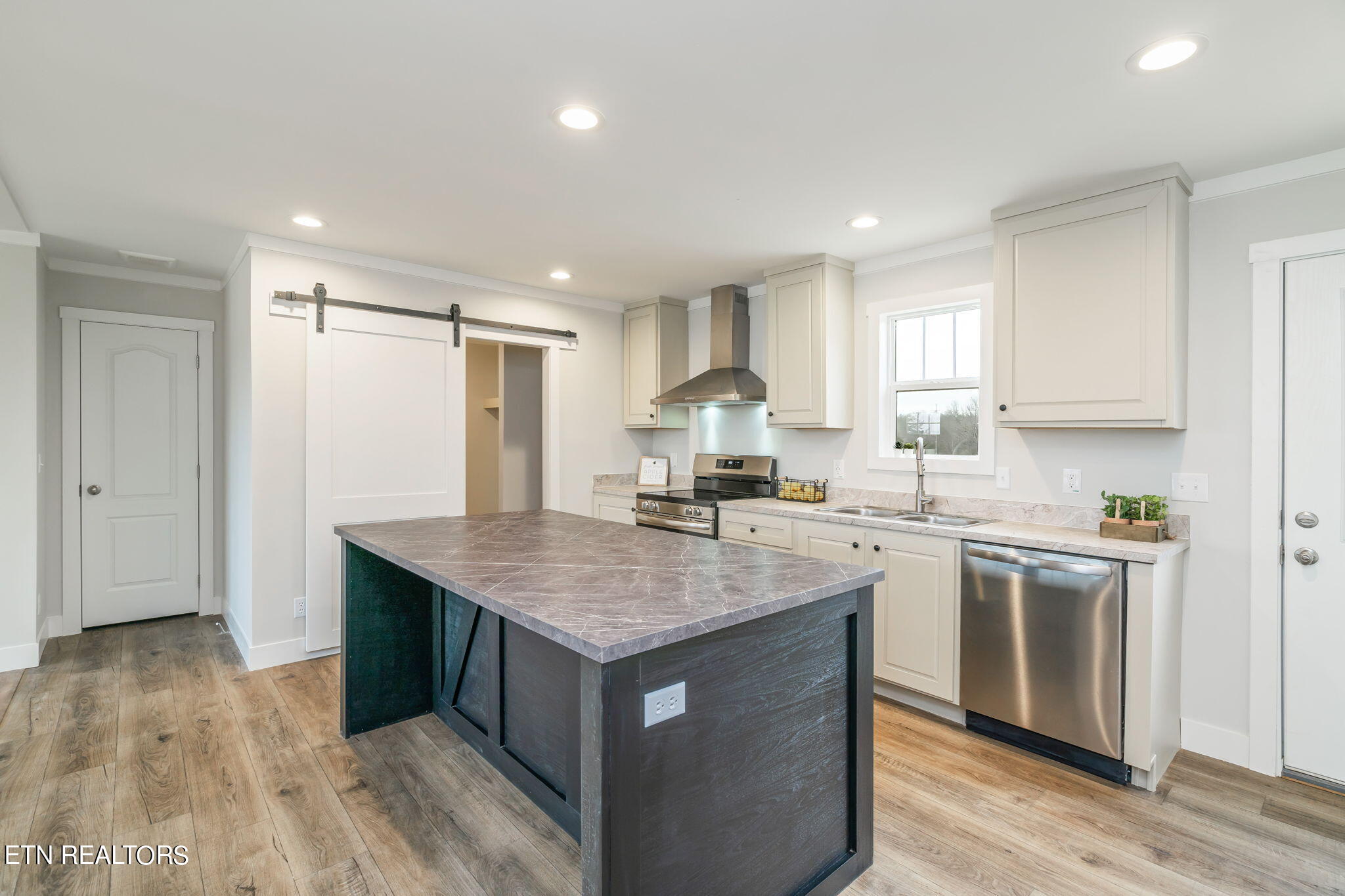 484 Greenbriar Rd