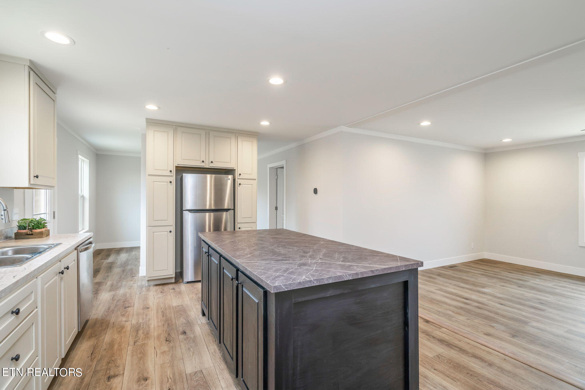 484 Greenbriar Rd
