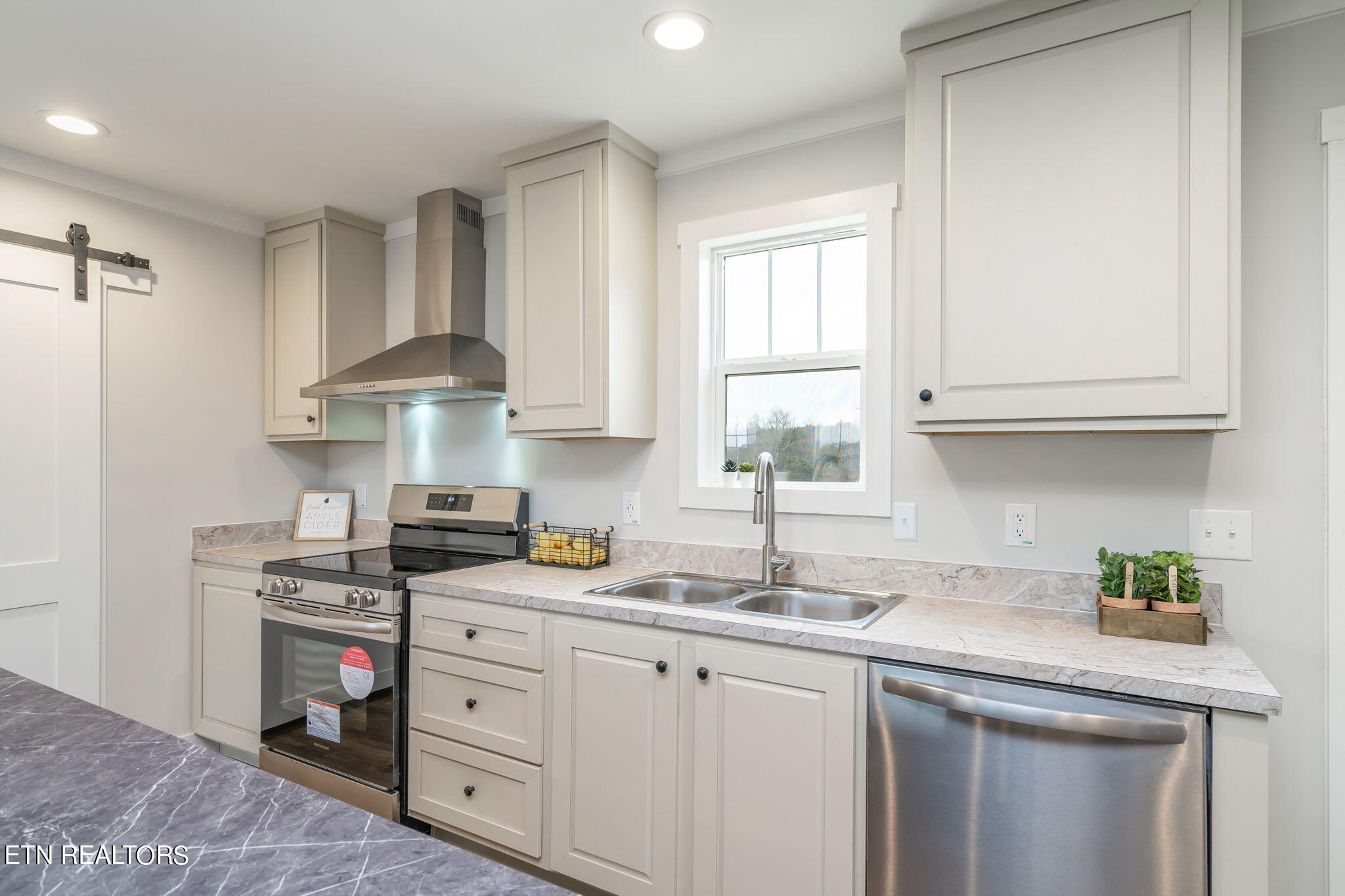 484 Greenbriar Rd
