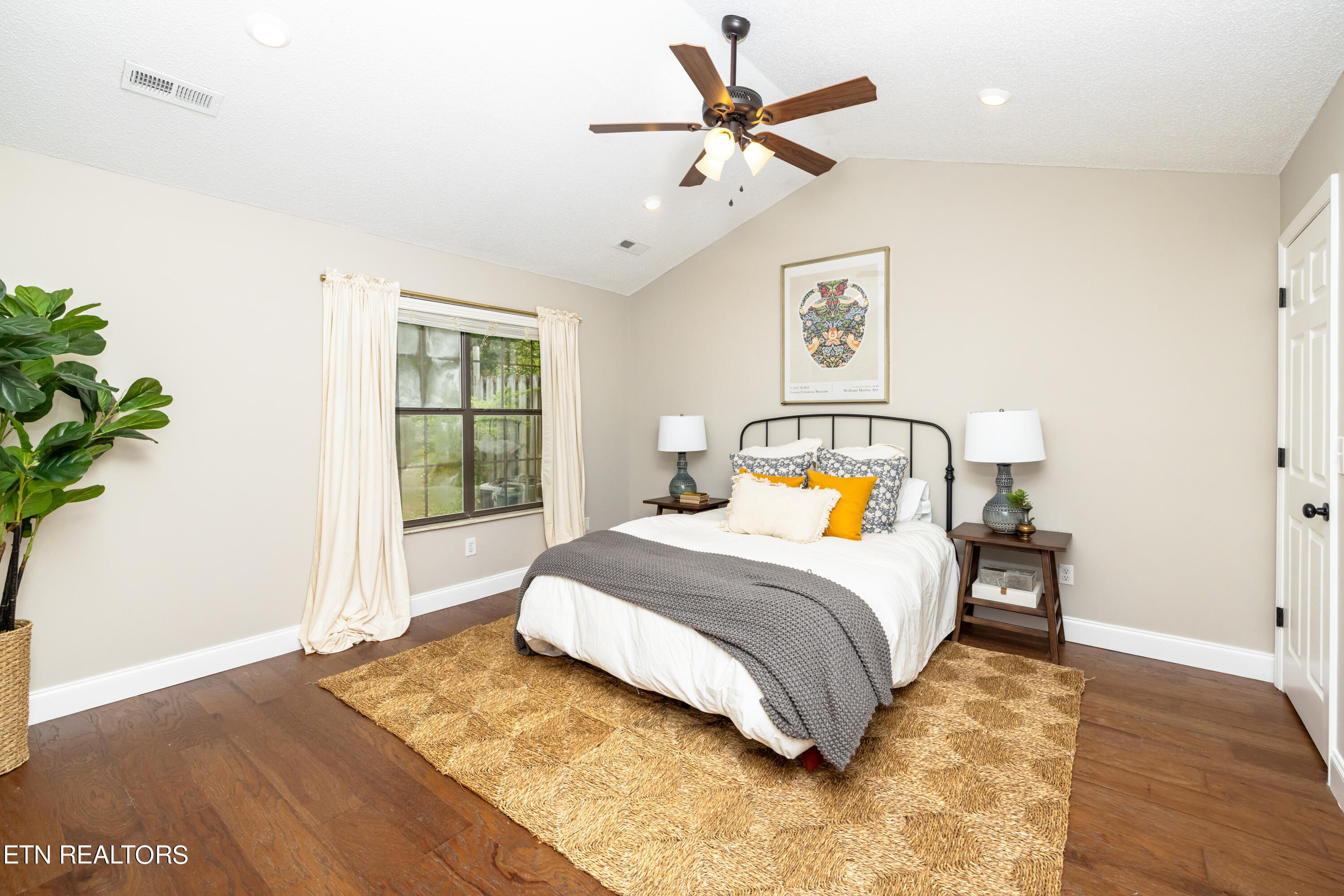 652 Farragut Commons Drive