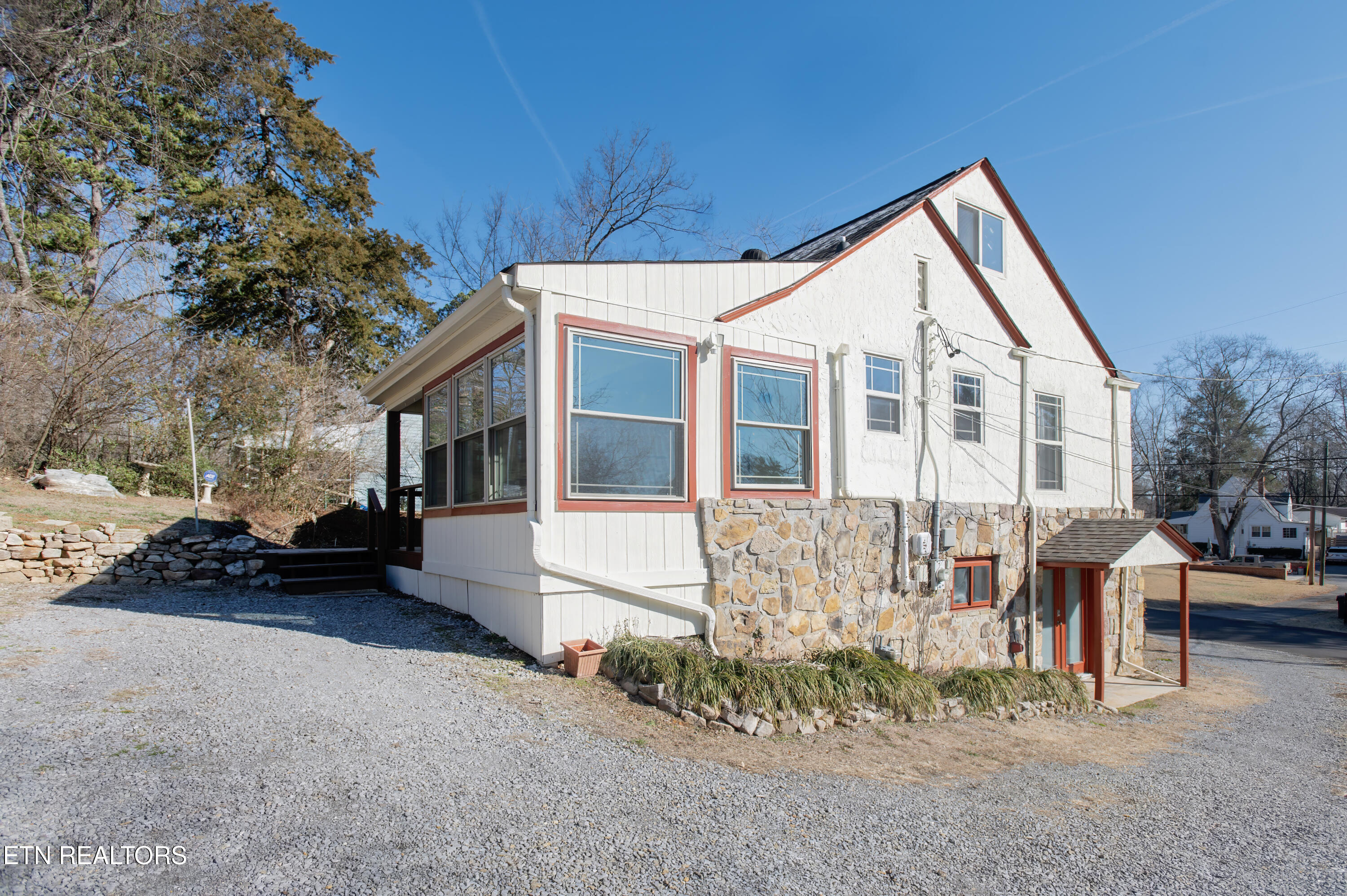 5713 Oak Rd