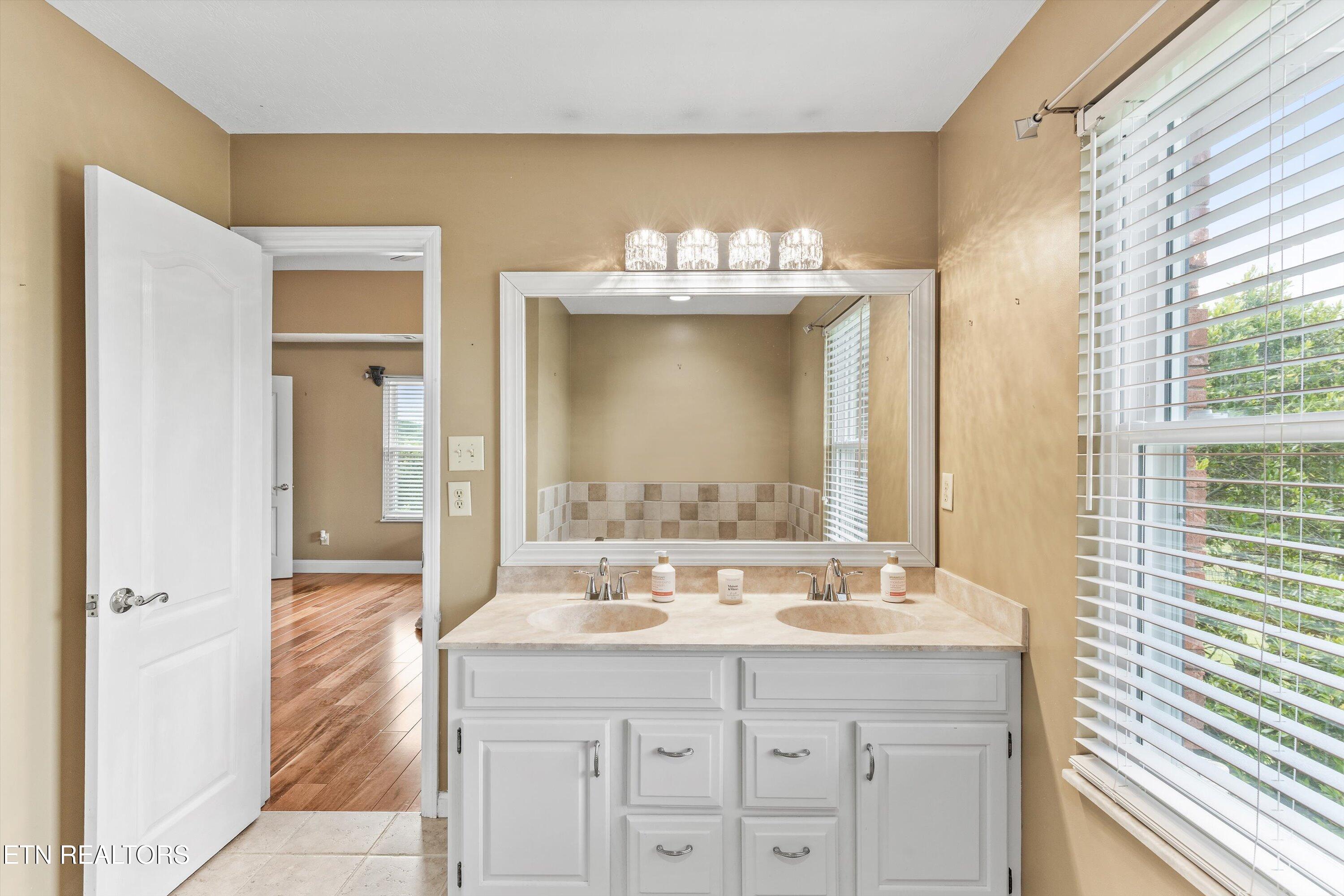 7801 Scenic Oaks Rd, Knoxville