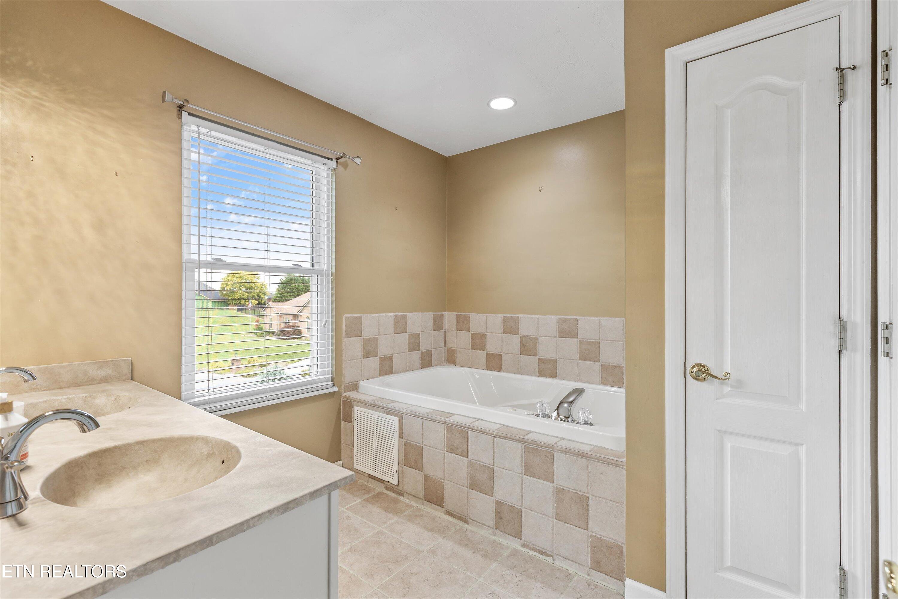 7801 Scenic Oaks Rd, Knoxville