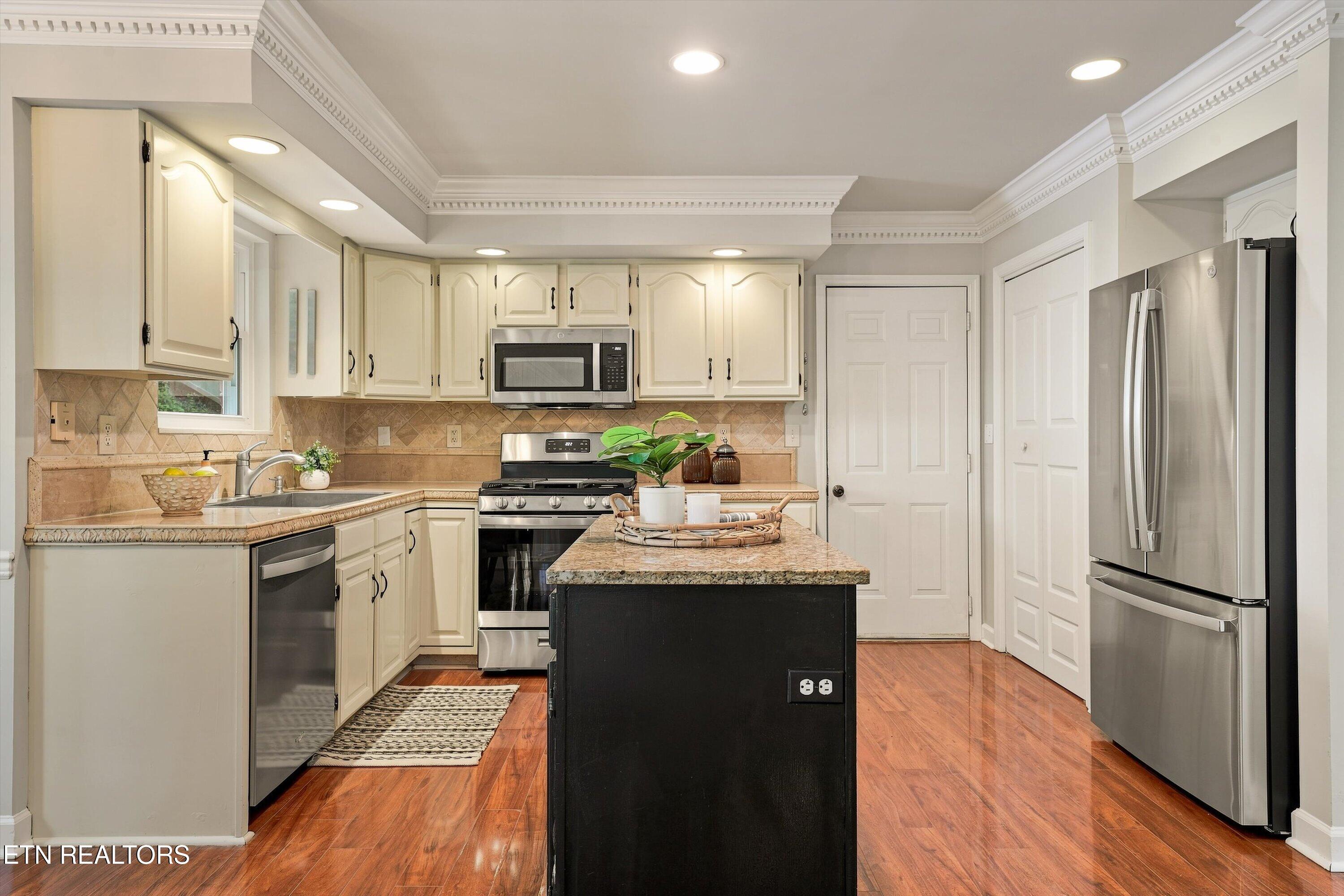 8409 Thornbury Court