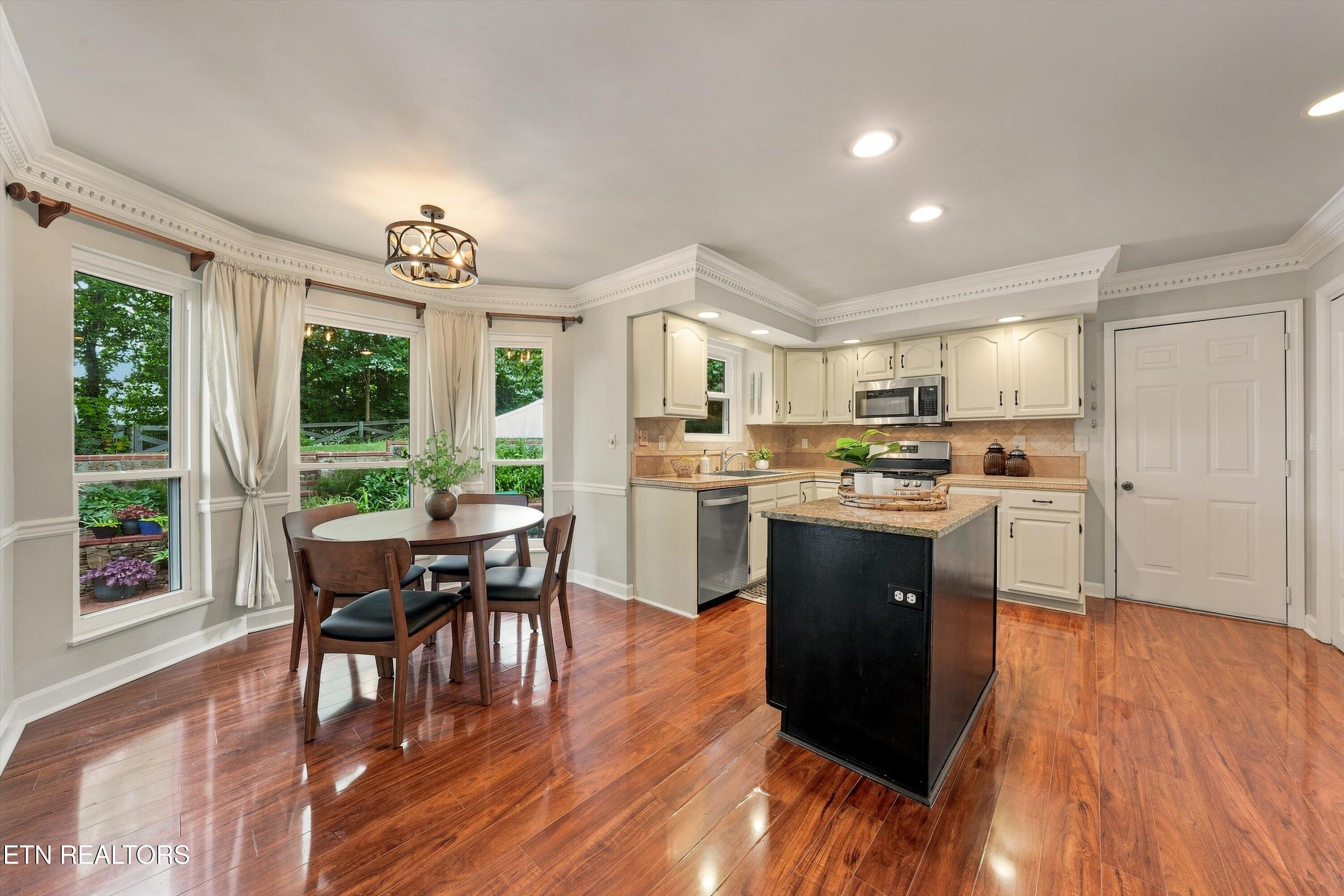 8409 Thornbury Court