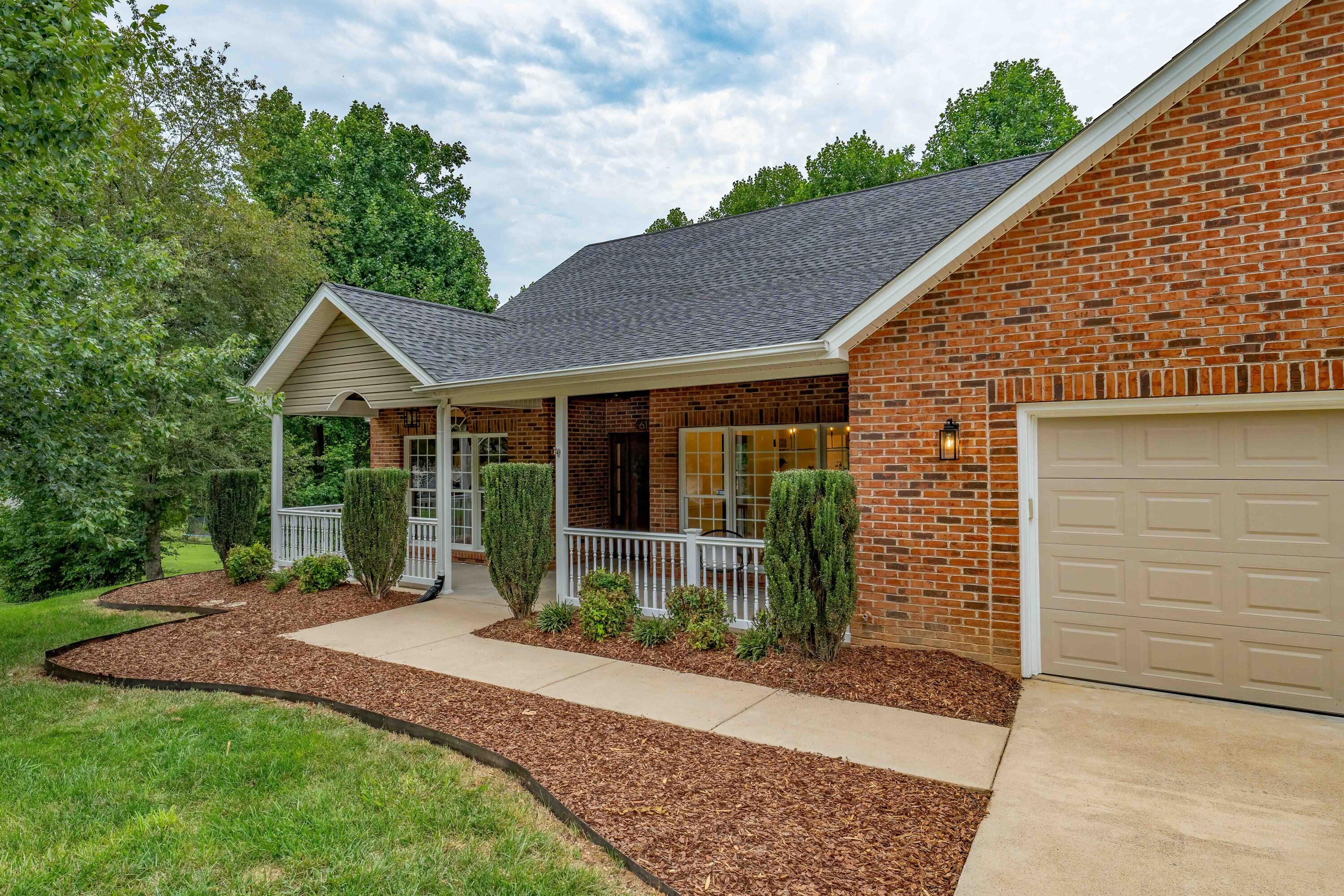 615 Glen Oaks Place