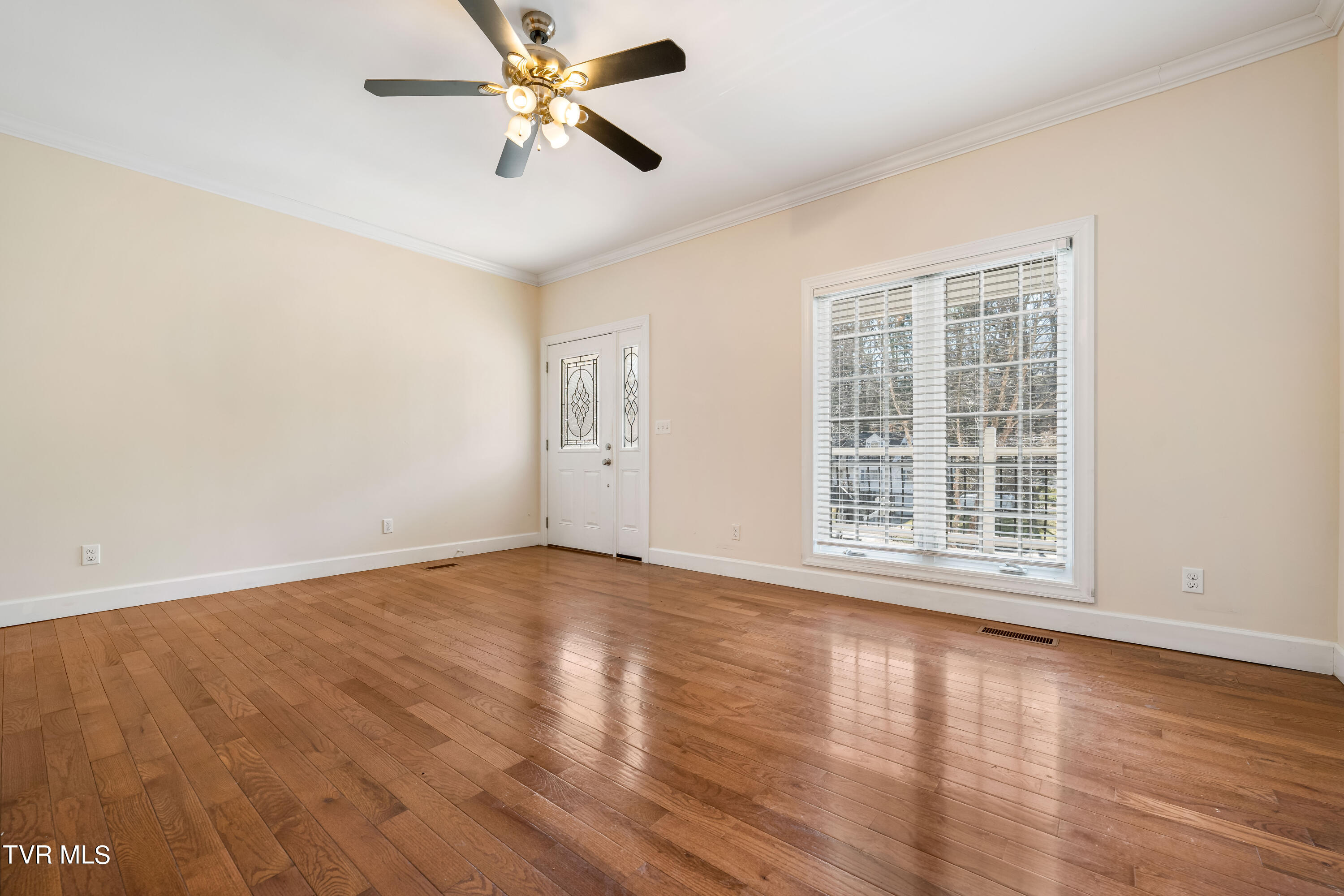 1098 Cherokee Road, 3
