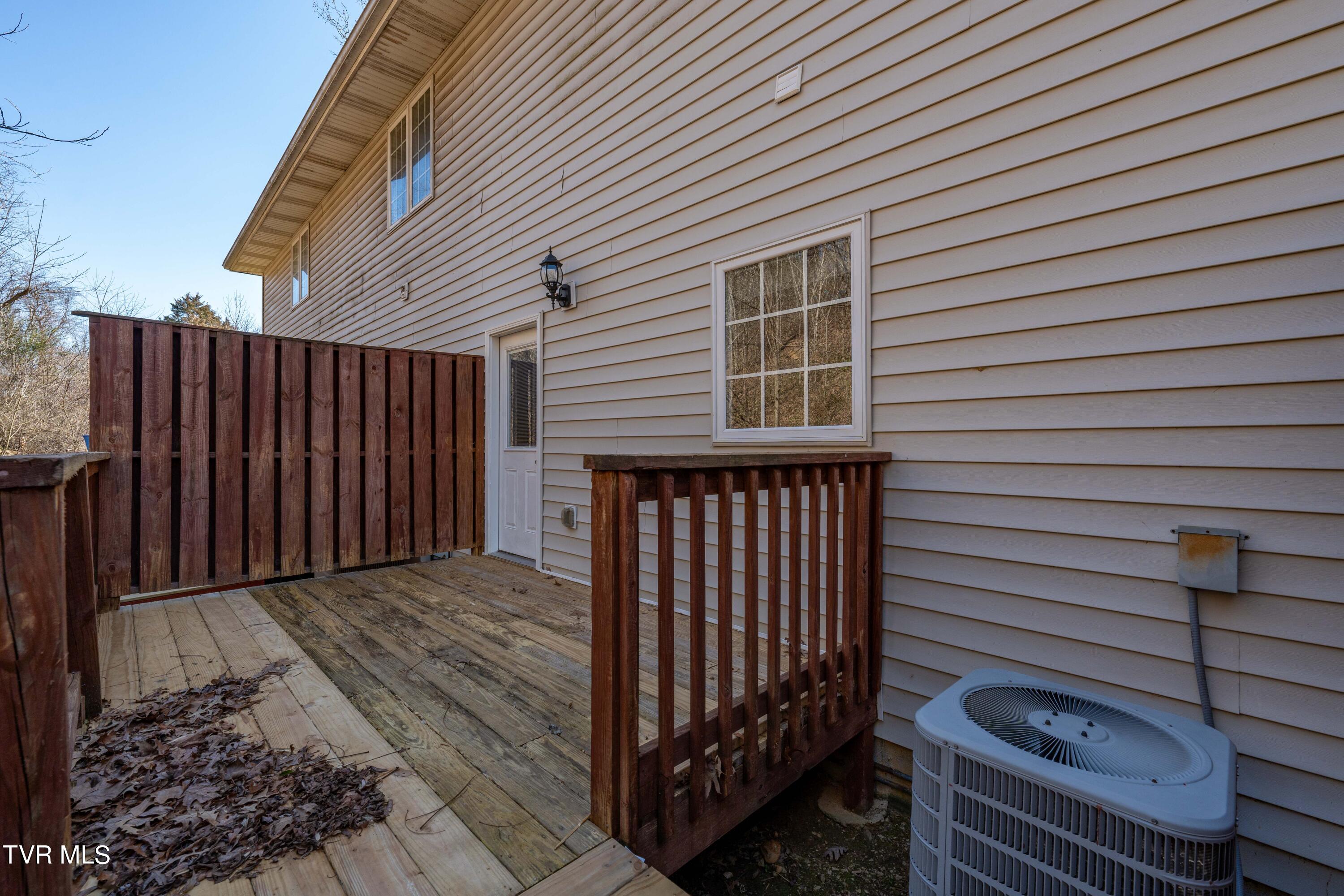 1098 Cherokee Road, 3