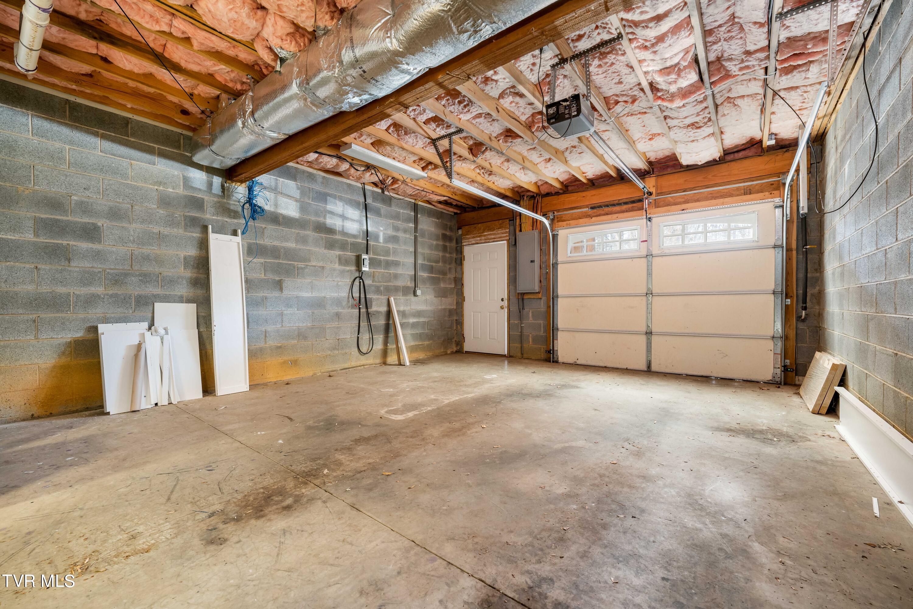 1098 Cherokee Road, 3