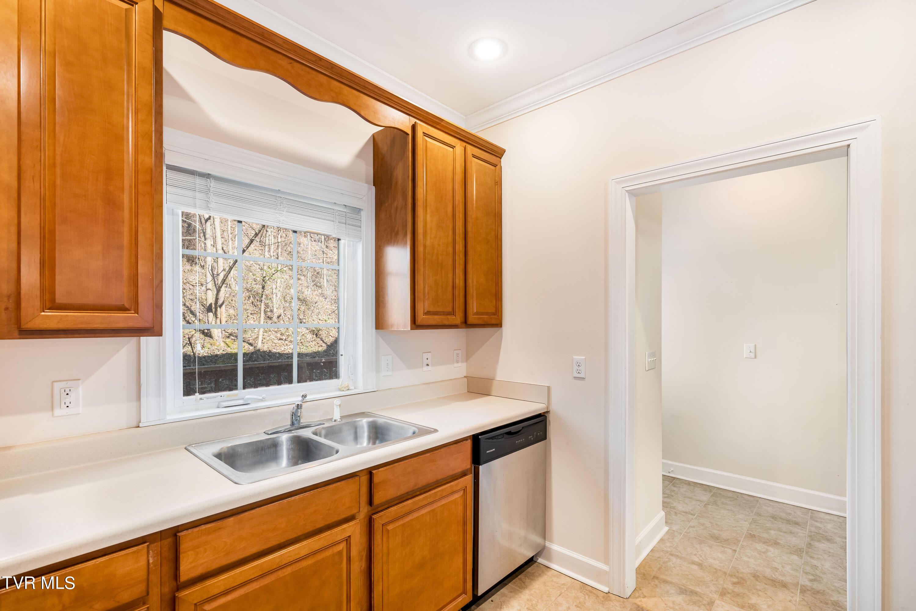 1098 Cherokee Road, 3