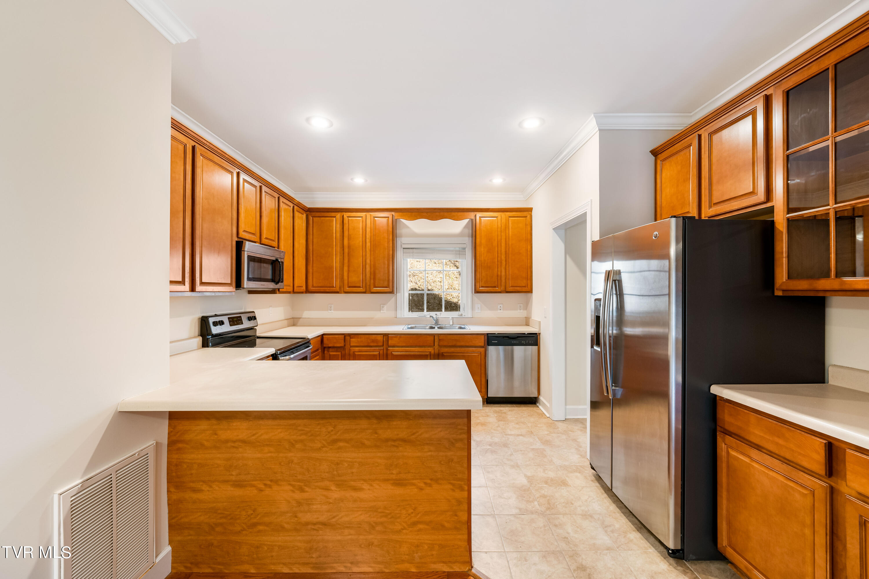 1098 Cherokee Road, 3