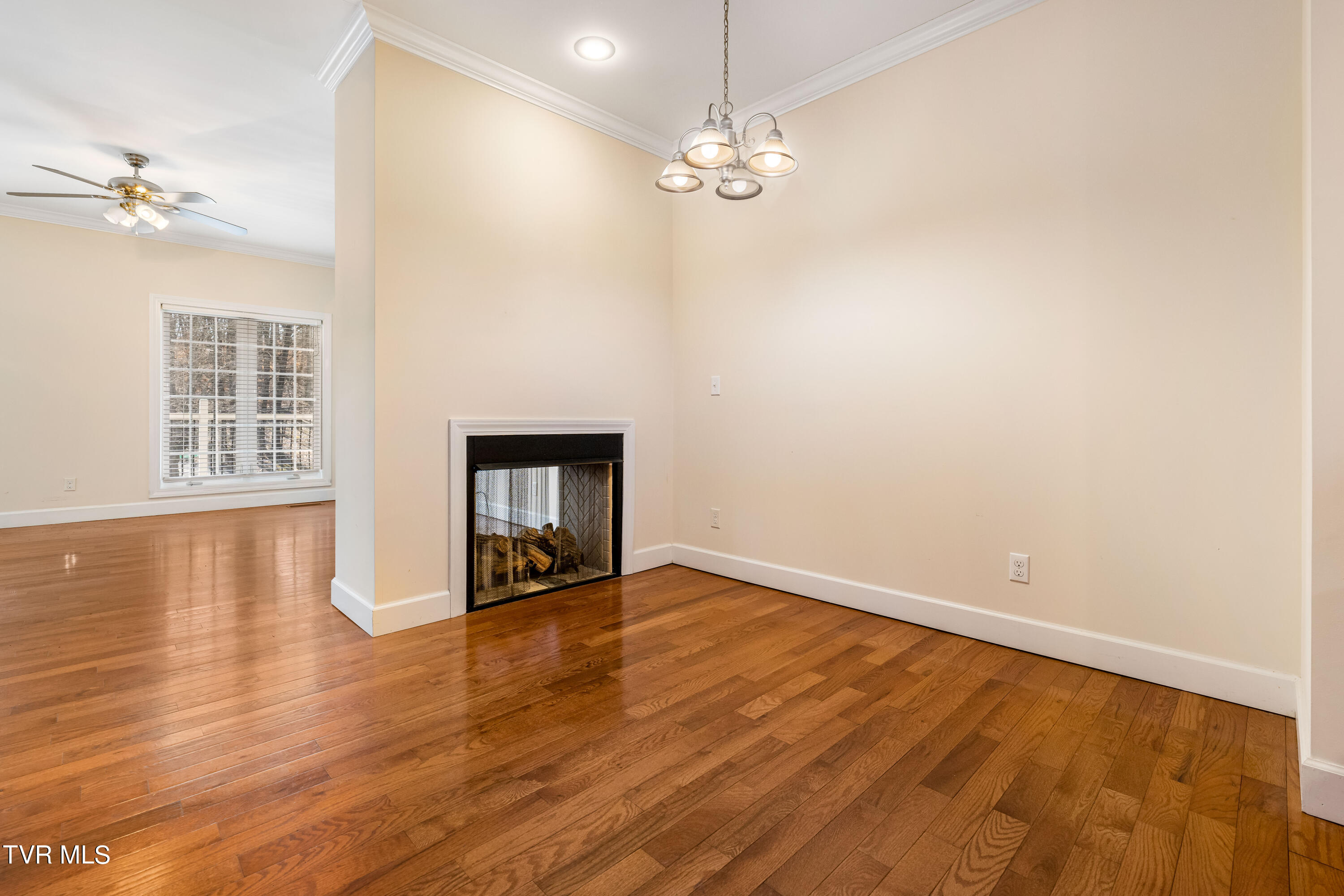 1098 Cherokee Road, 3