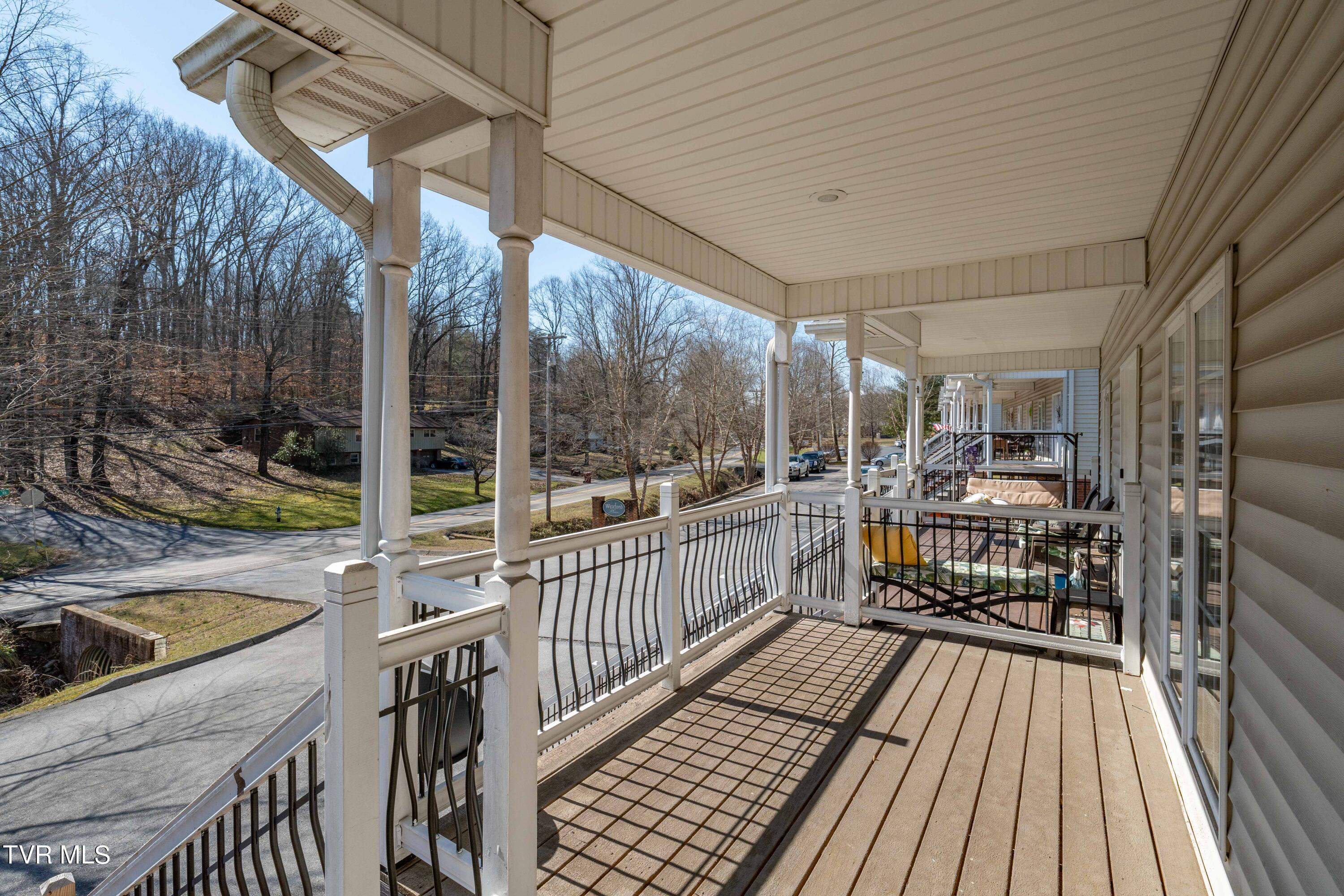 1098 Cherokee Road, 3