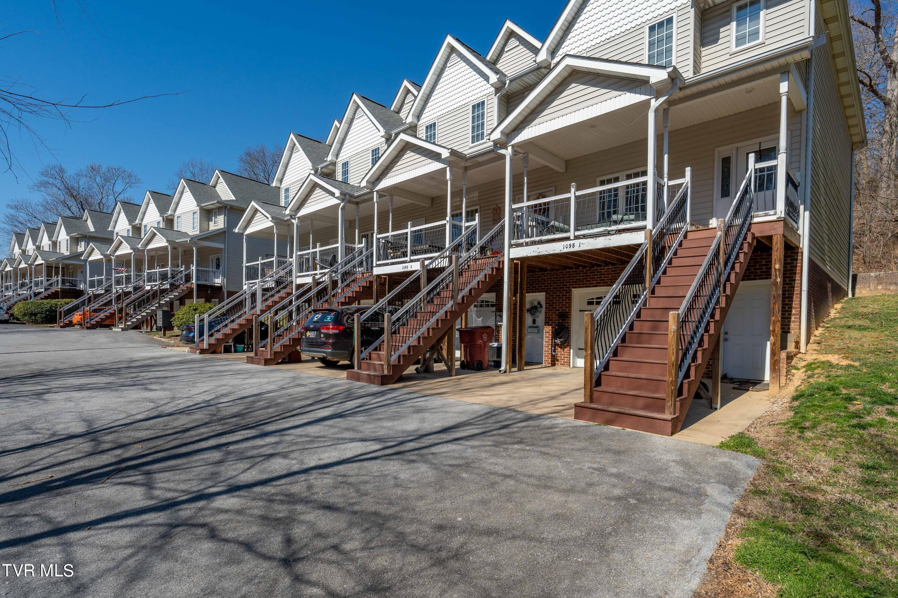 1098 Cherokee Road, 3