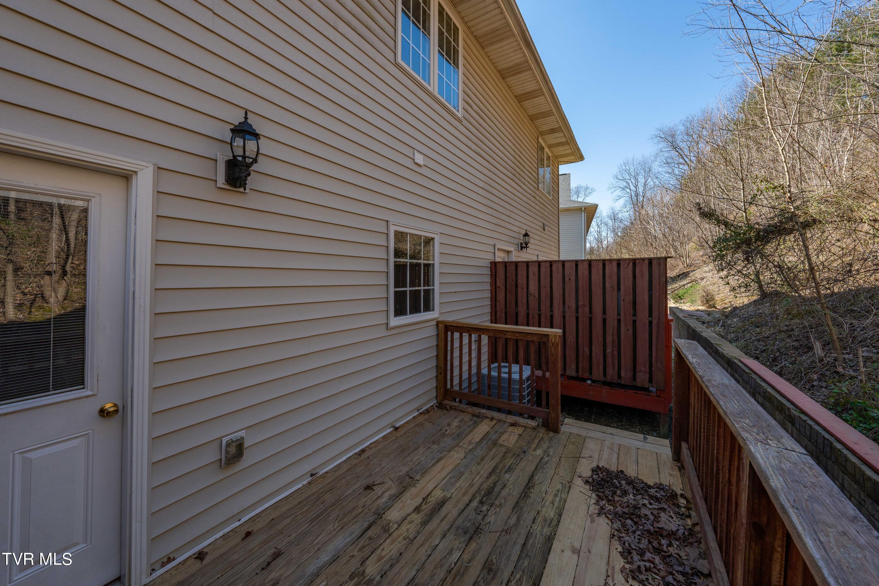 1098 Cherokee Road, 3