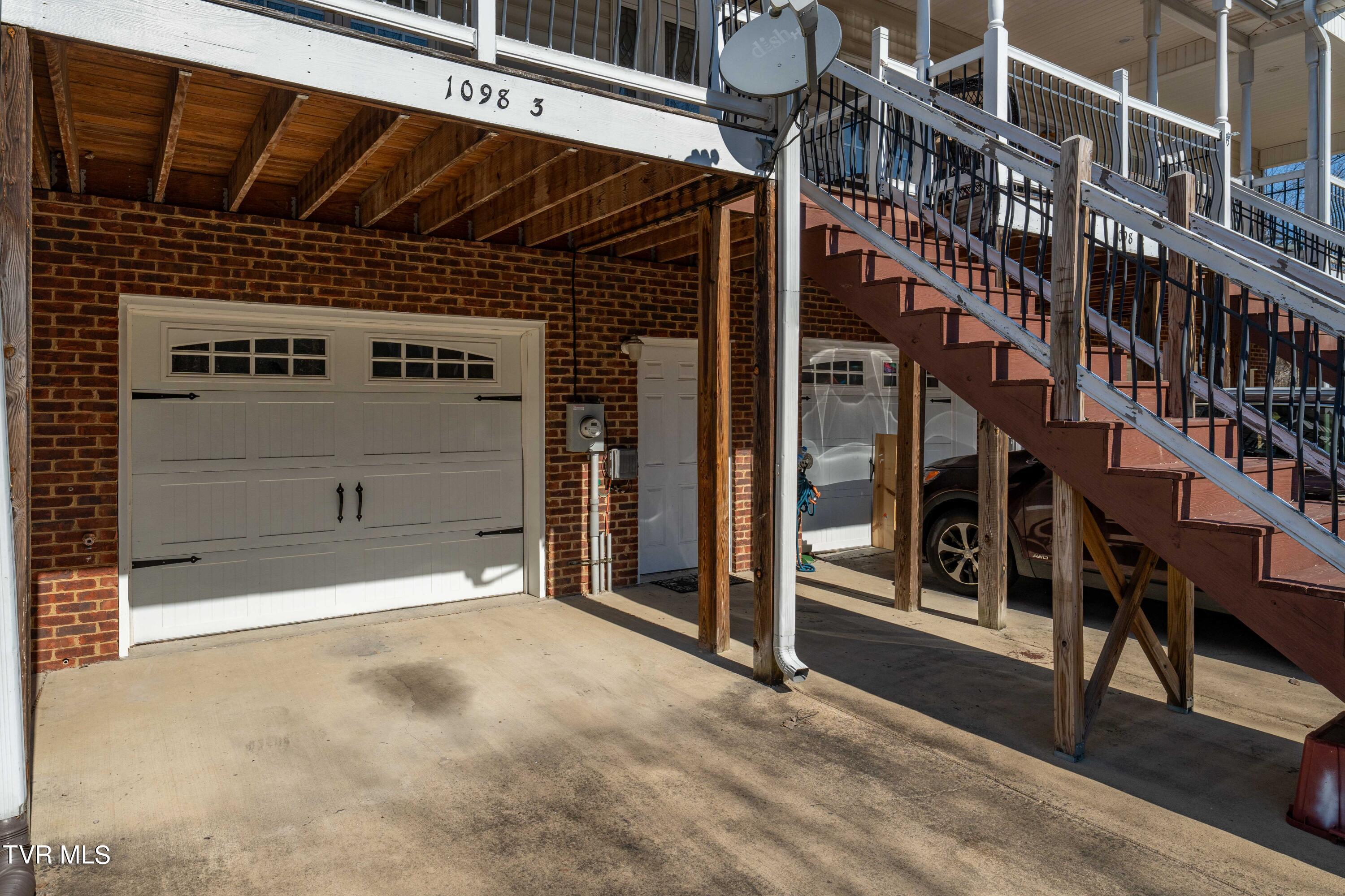 1098 Cherokee Road, 3