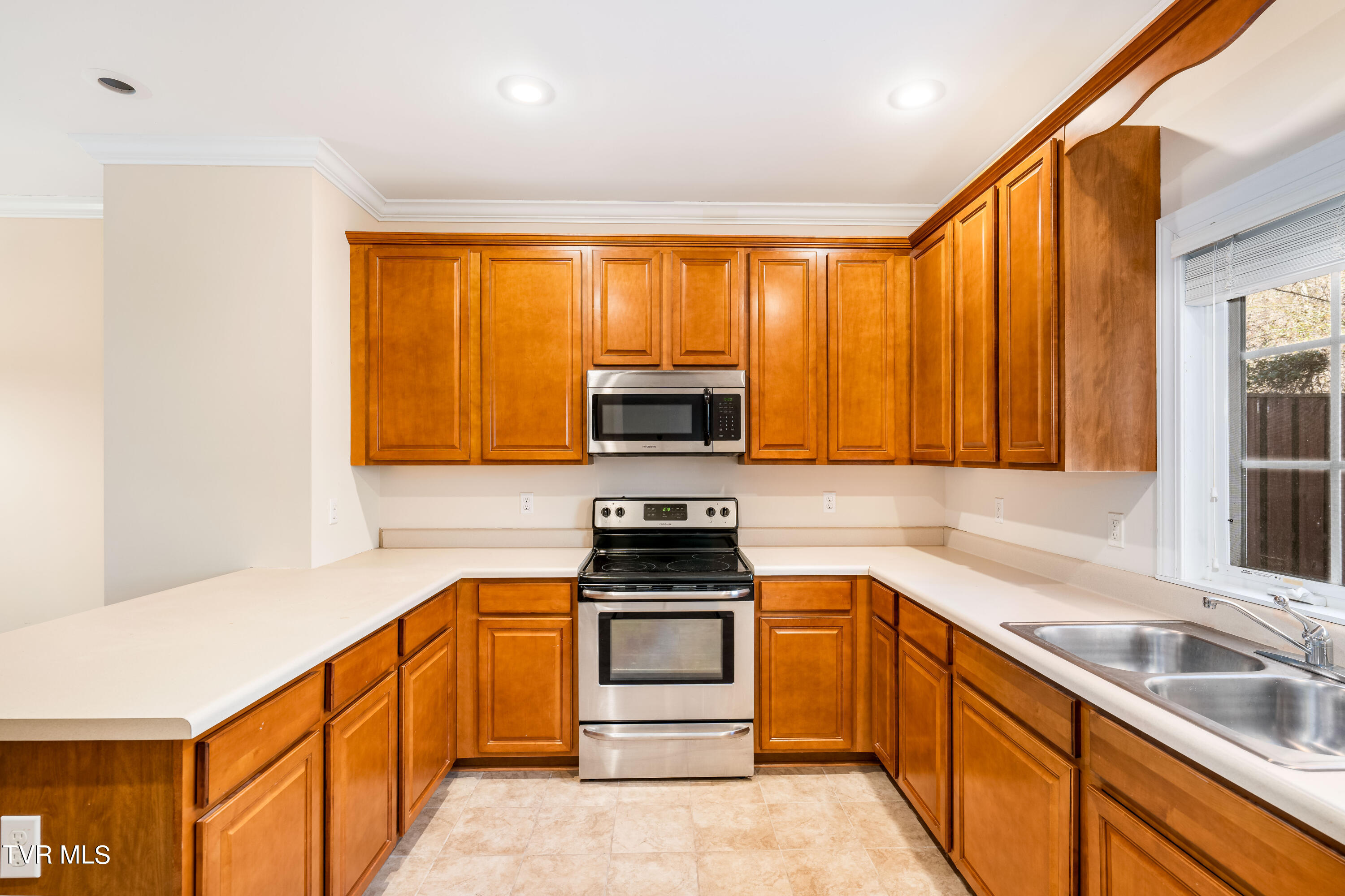 1098 Cherokee Road, 3