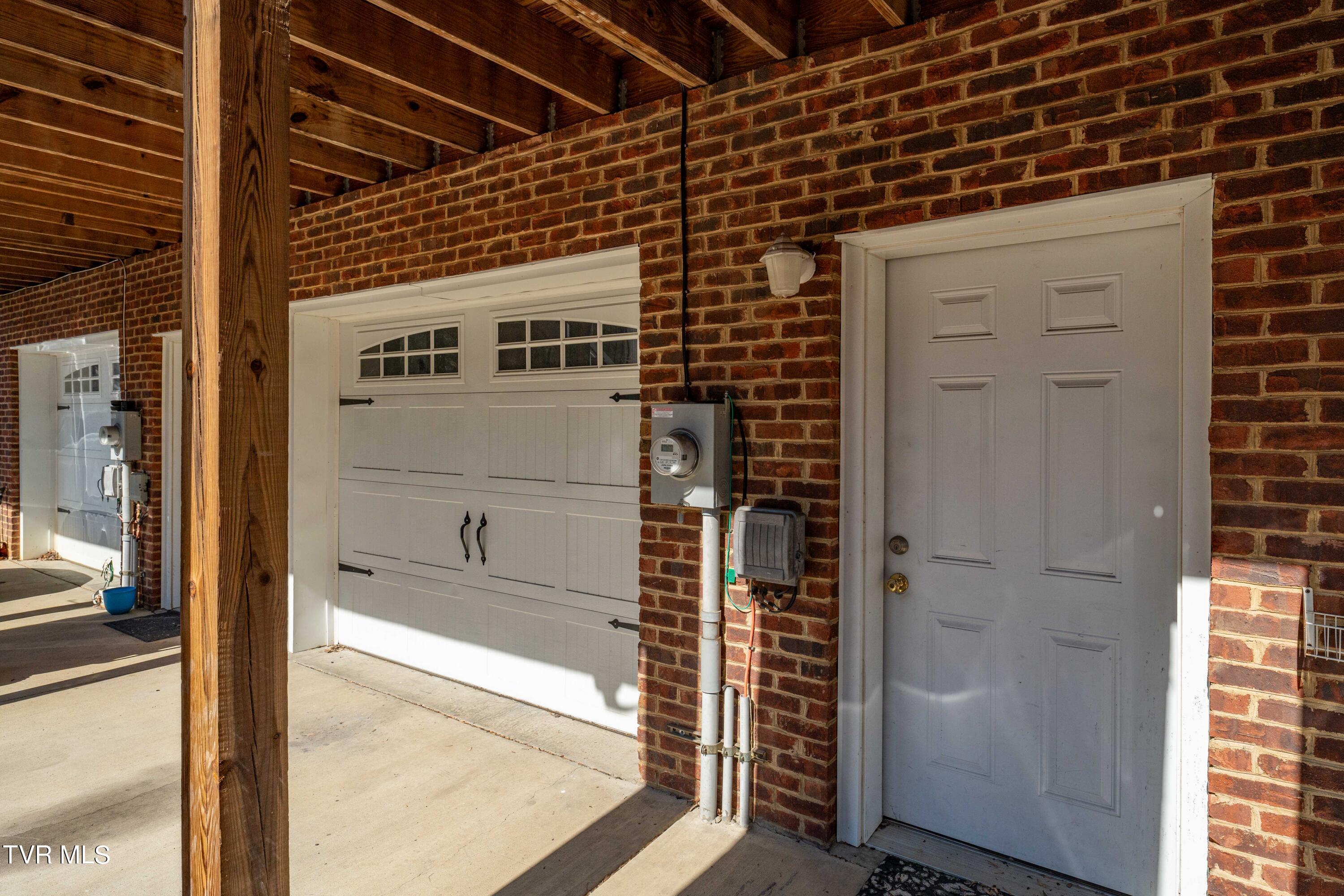 1098 Cherokee Road, 3