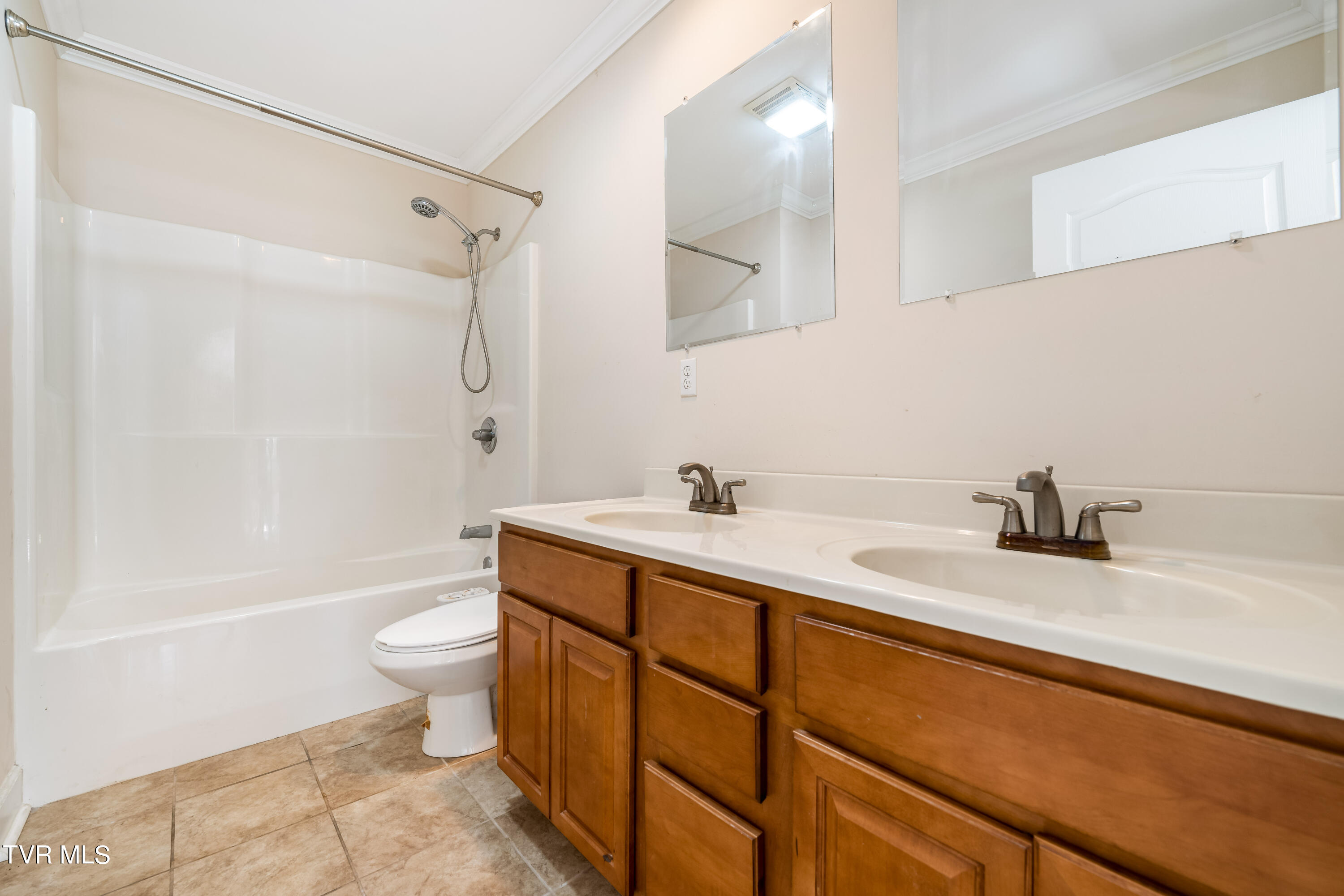 1098 Cherokee Road, 3