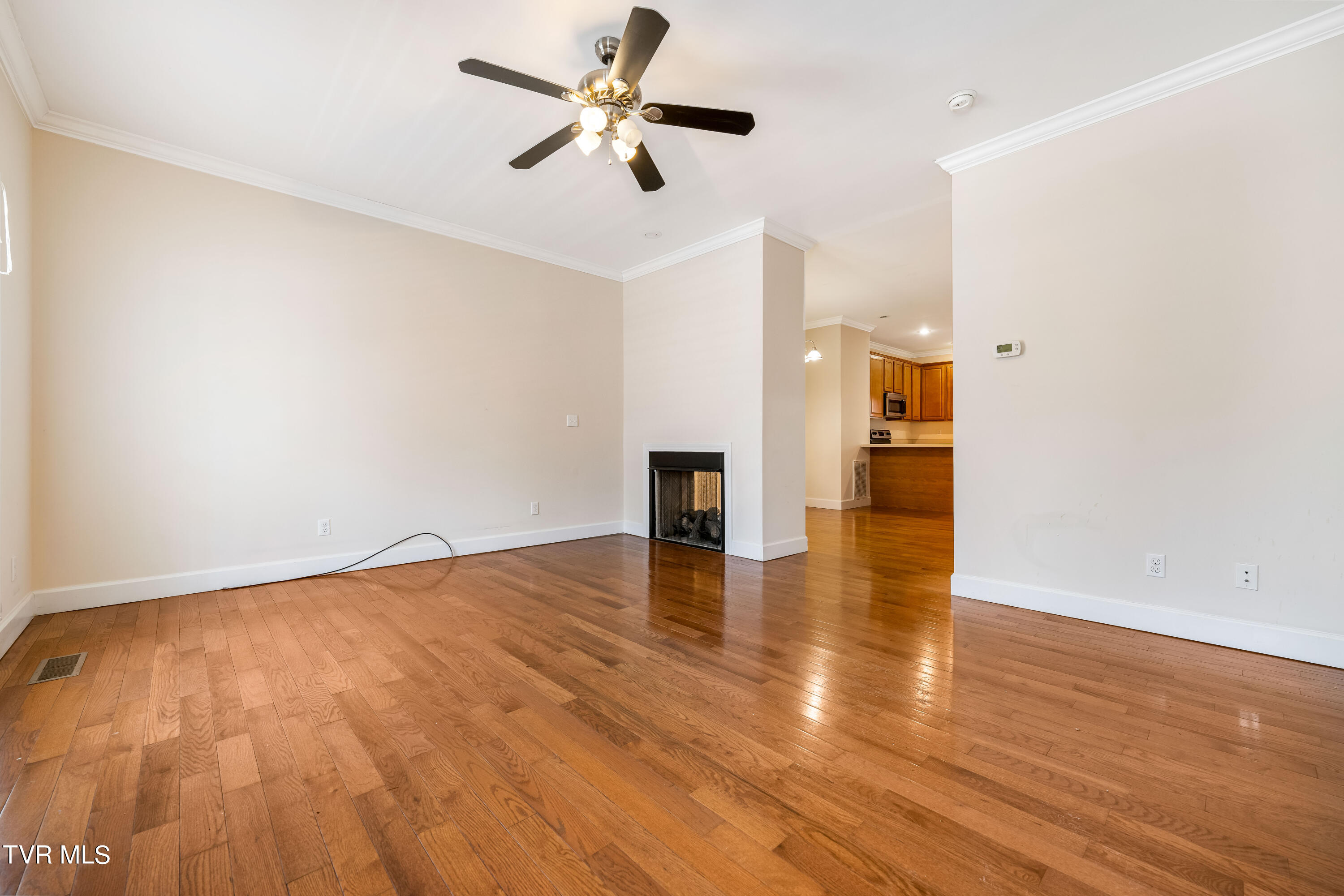 1098 Cherokee Road, 3