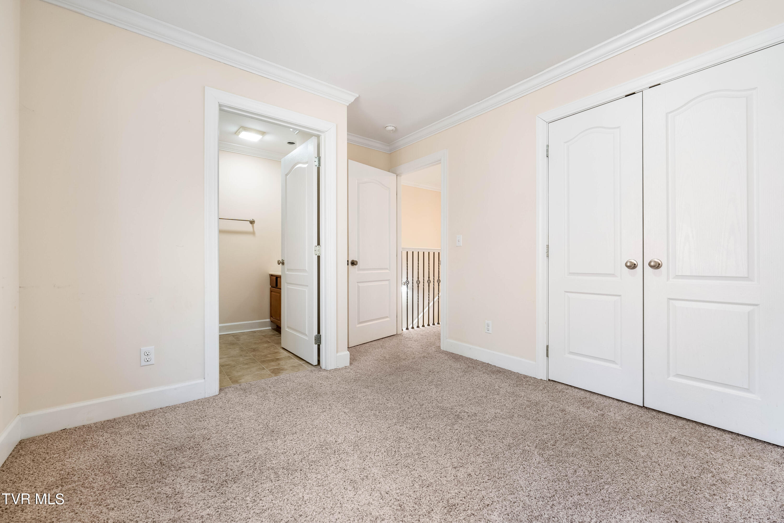 1098 Cherokee Road, 3