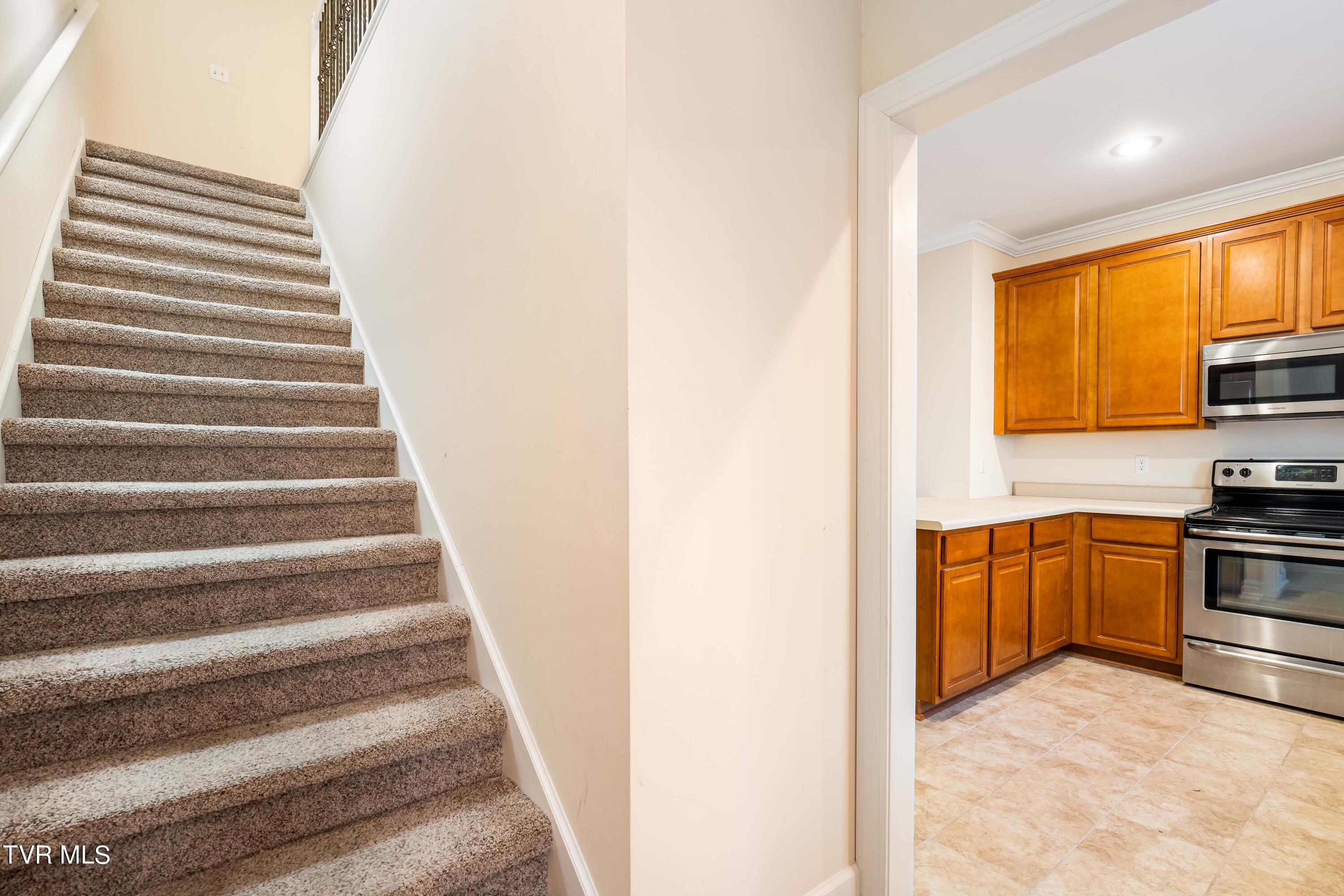 1098 Cherokee Road, 3