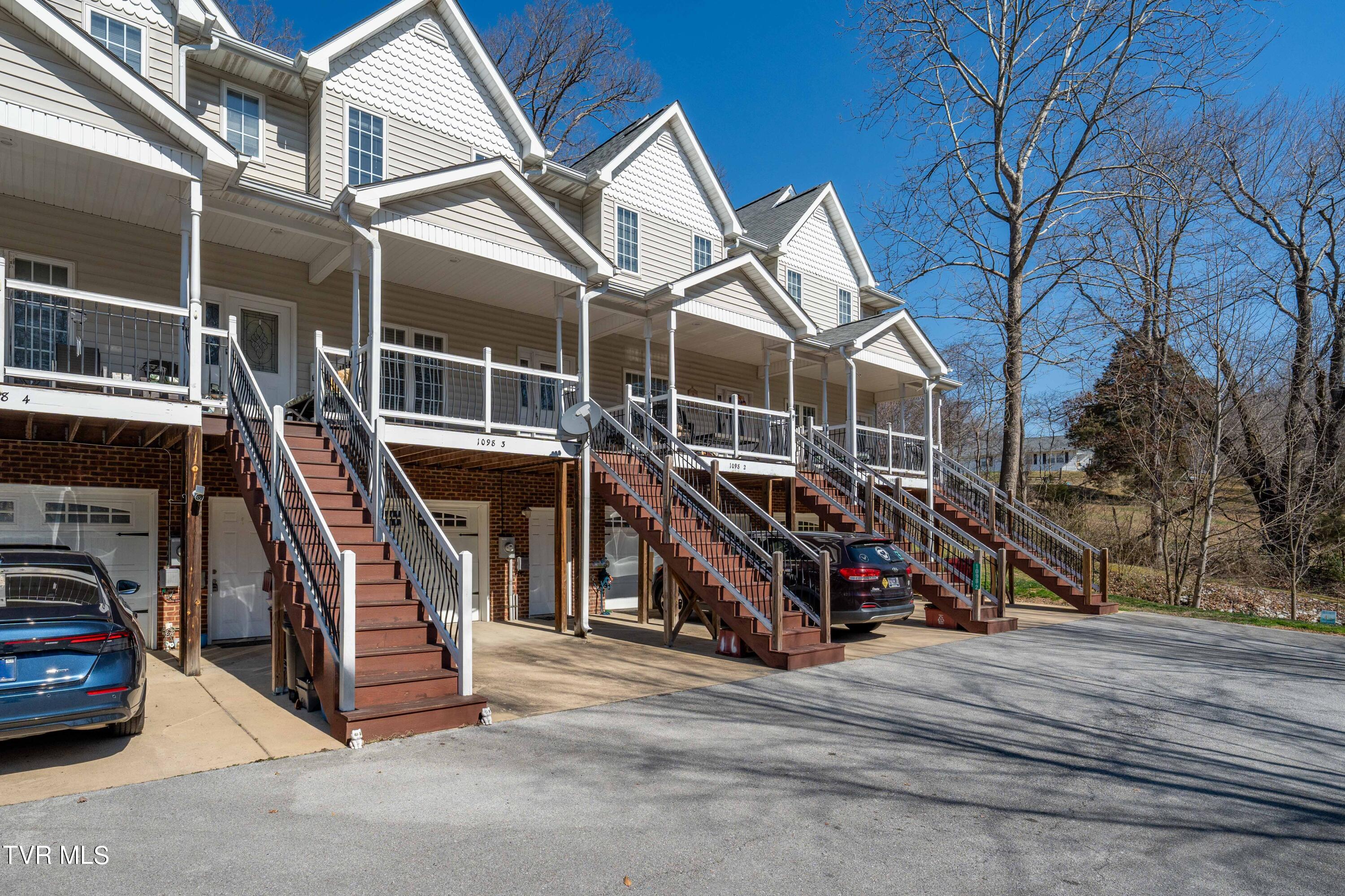 1098 Cherokee Road, 3