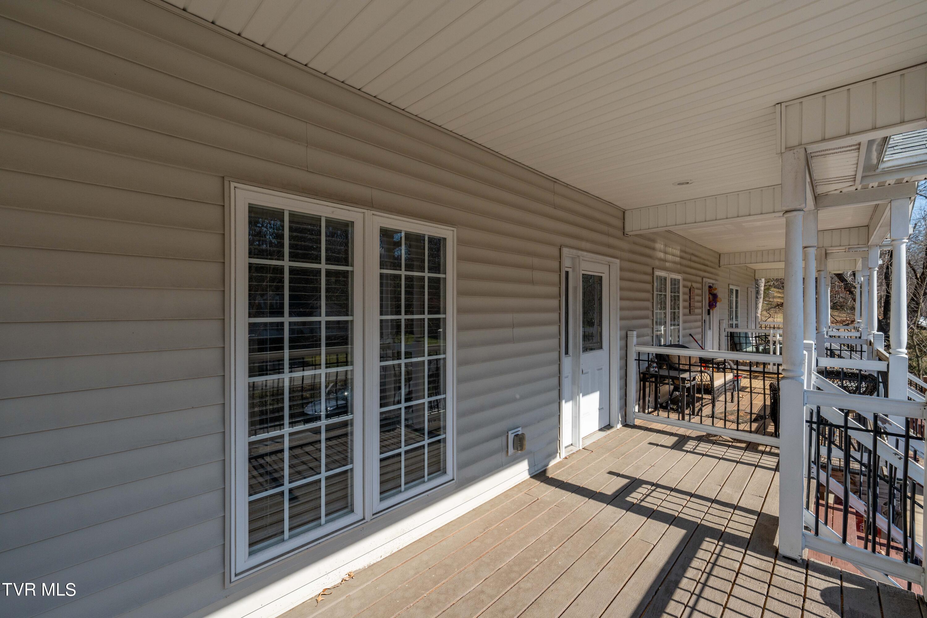 1098 Cherokee Road, 3