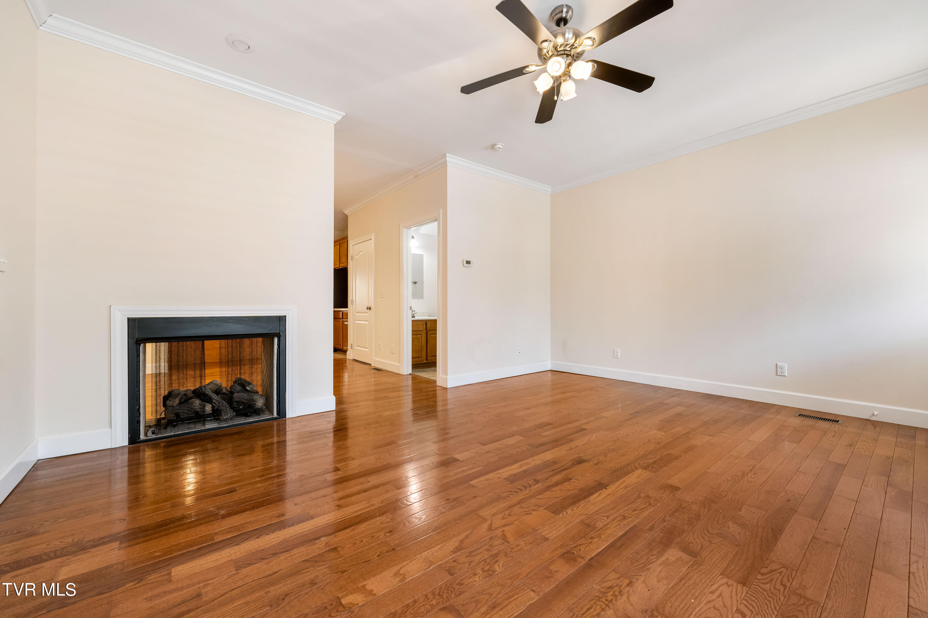 1098 Cherokee Road, 3