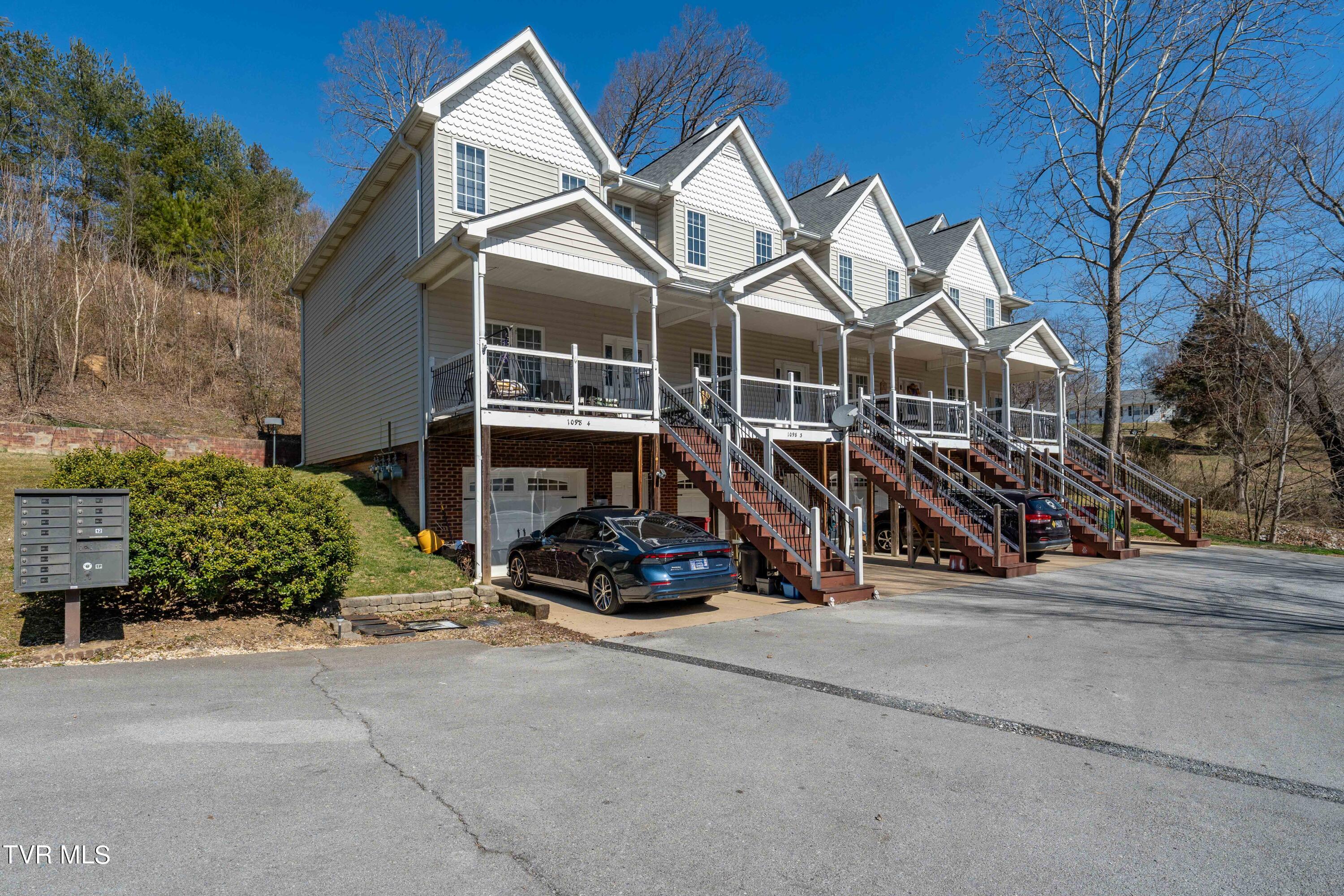 1098 Cherokee Road, 3