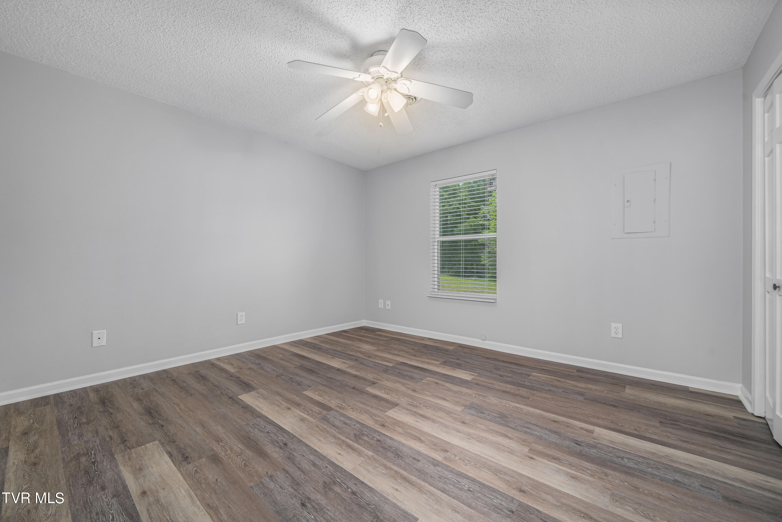 1700 Lone Oak Road, 5