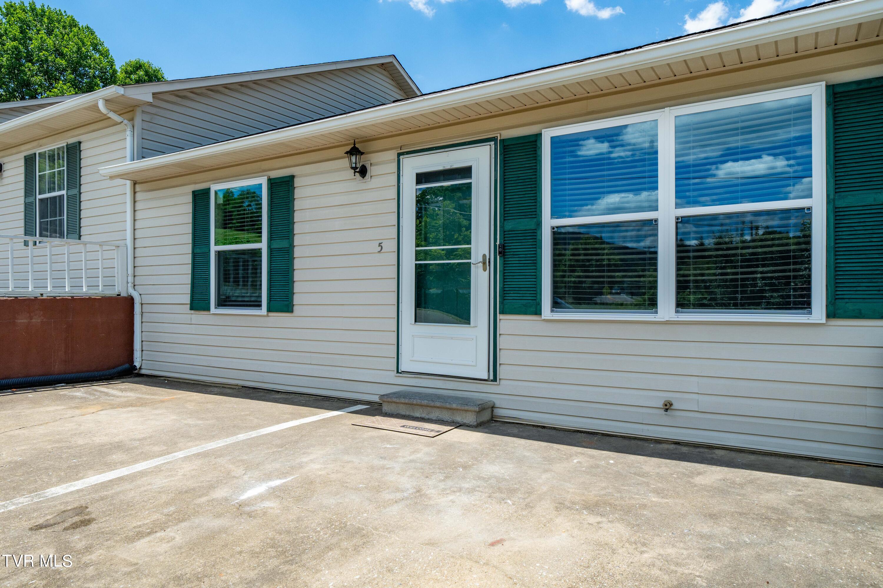 1700 Lone Oak Road, 5