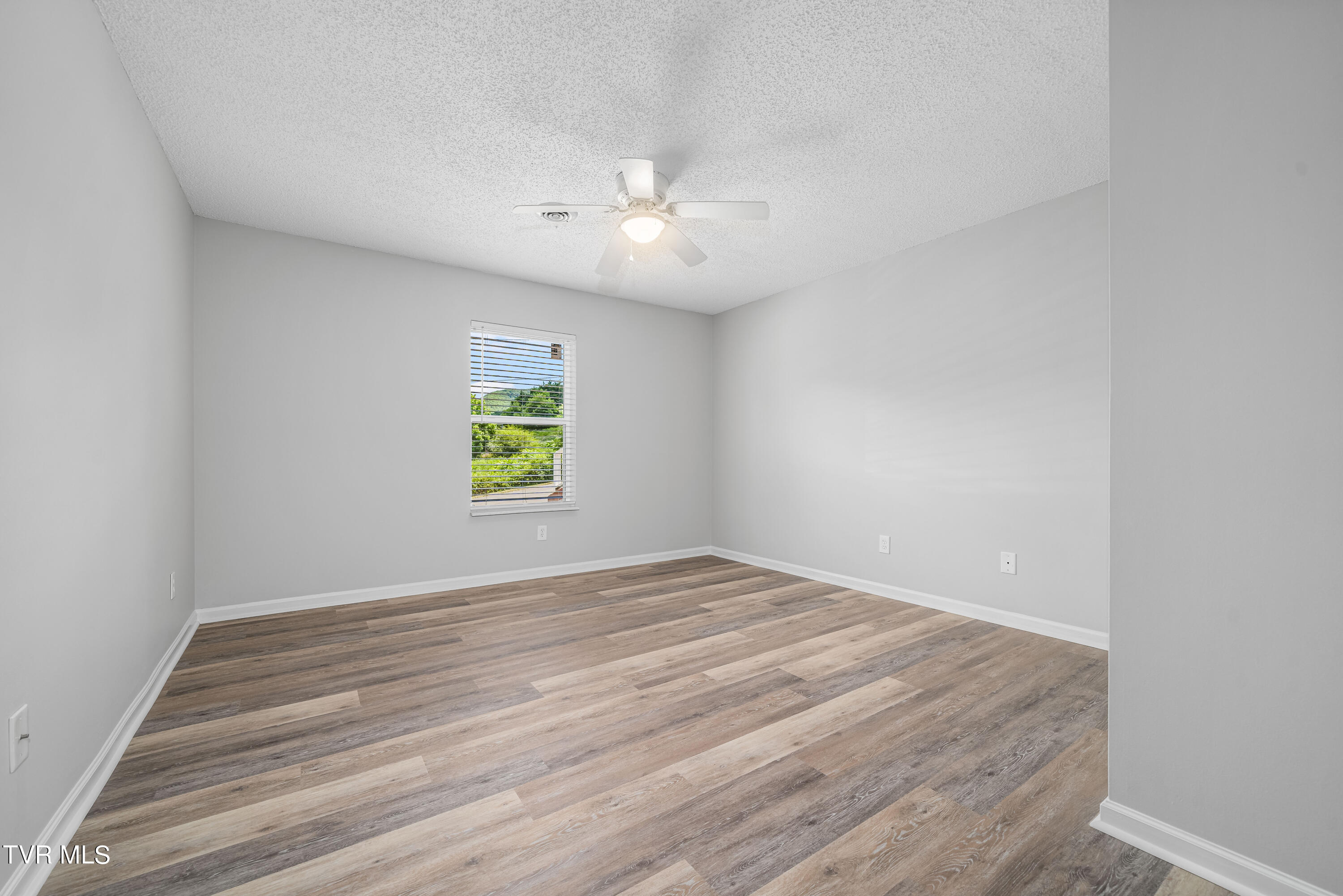 1700 Lone Oak Road, 5