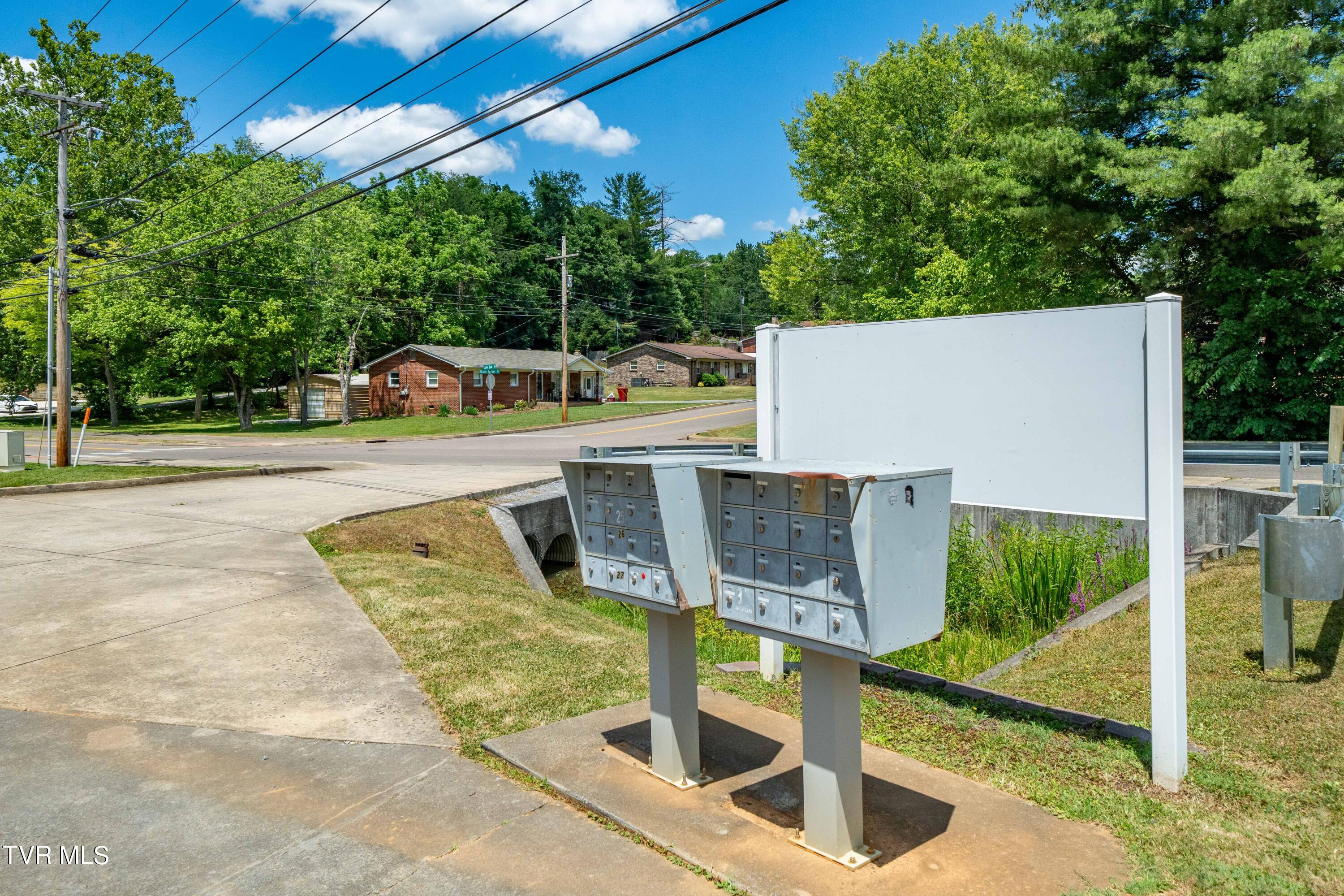 1700 Lone Oak Road, 5