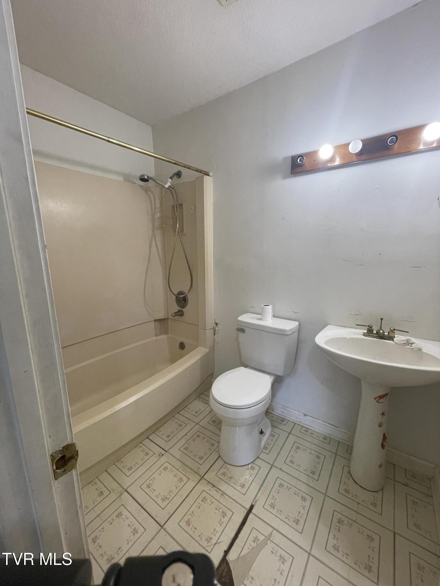 2709 Oak Cliff Court