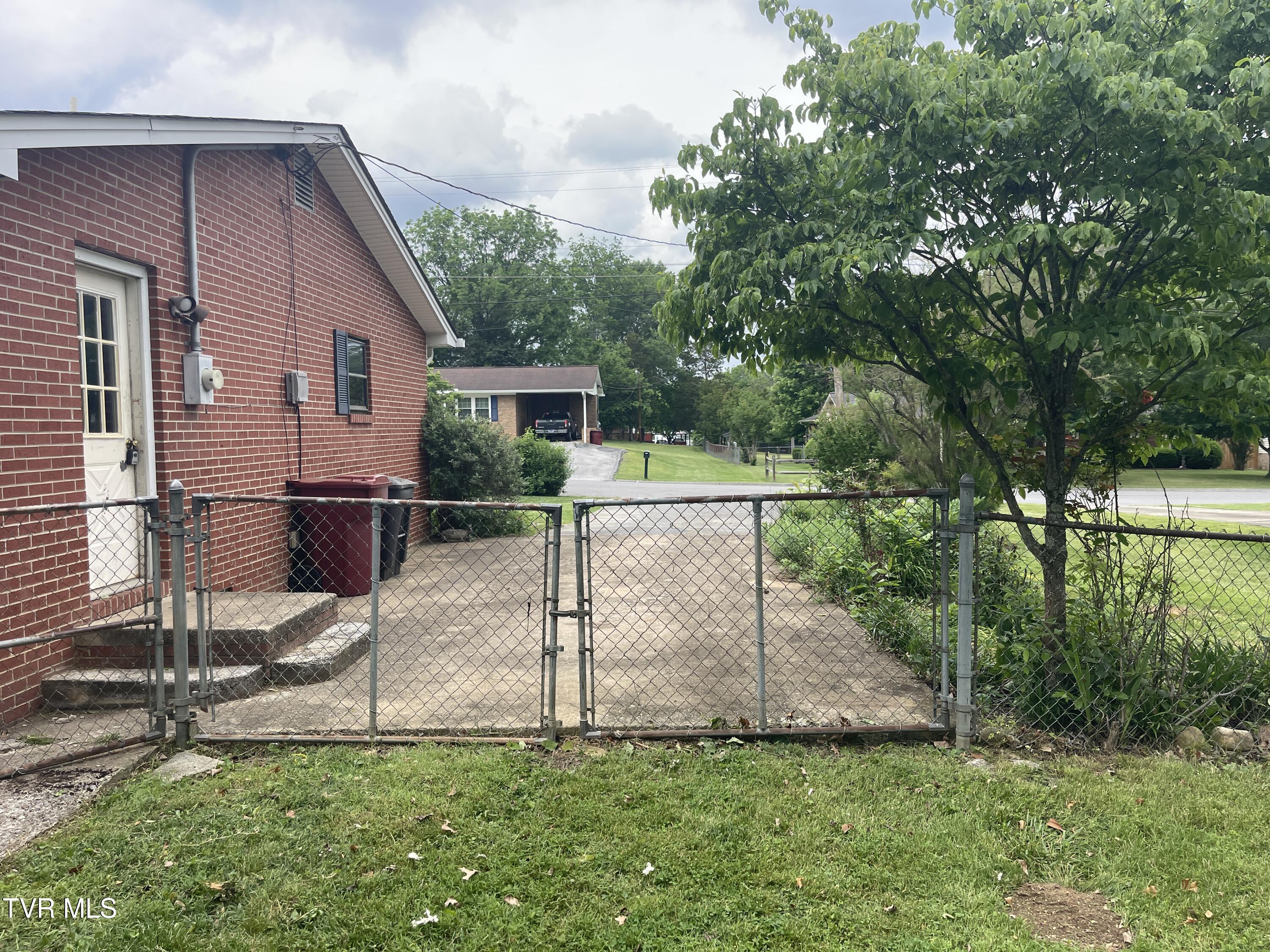 2709 Oak Cliff Court
