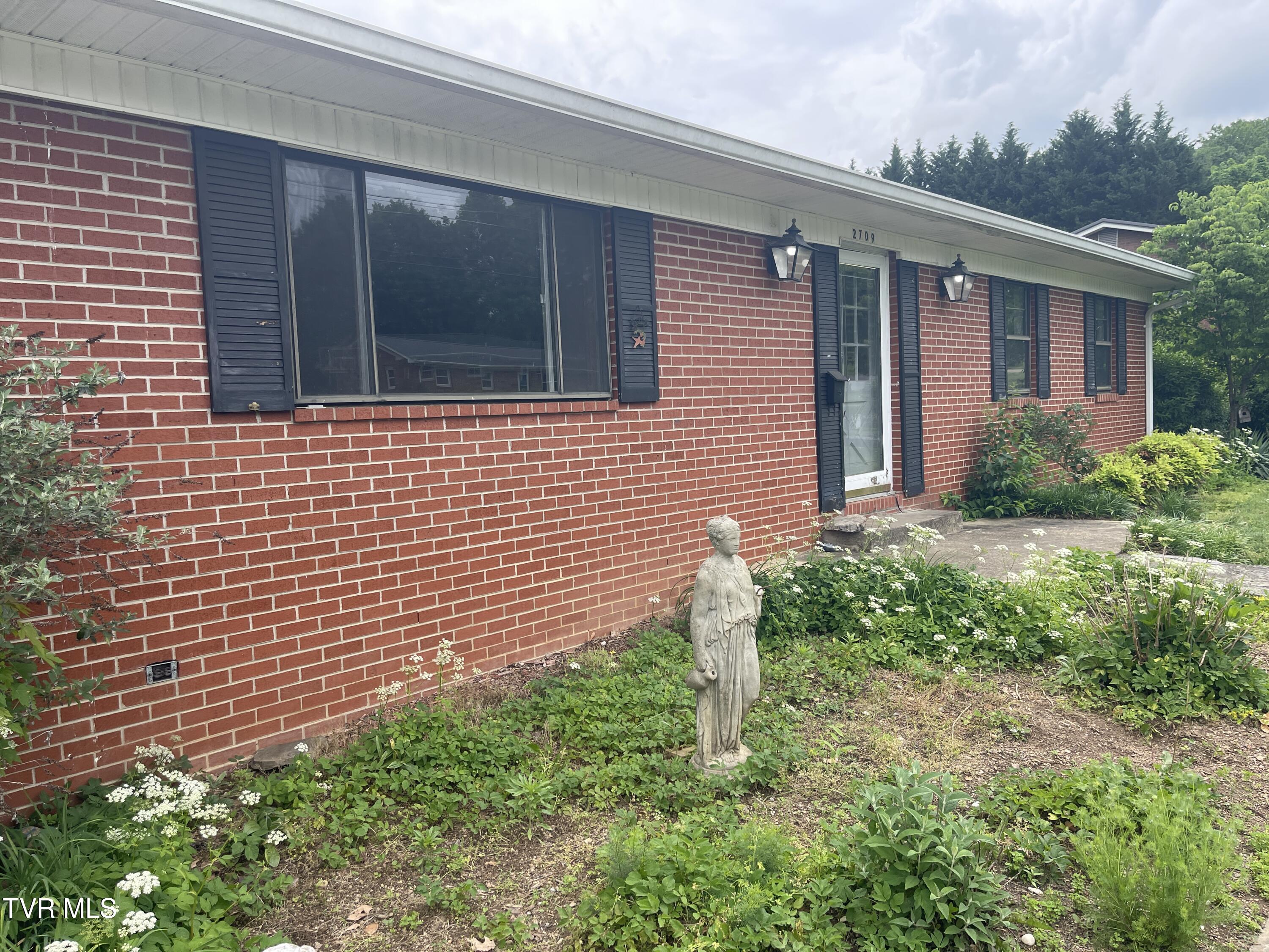 2709 Oak Cliff Court