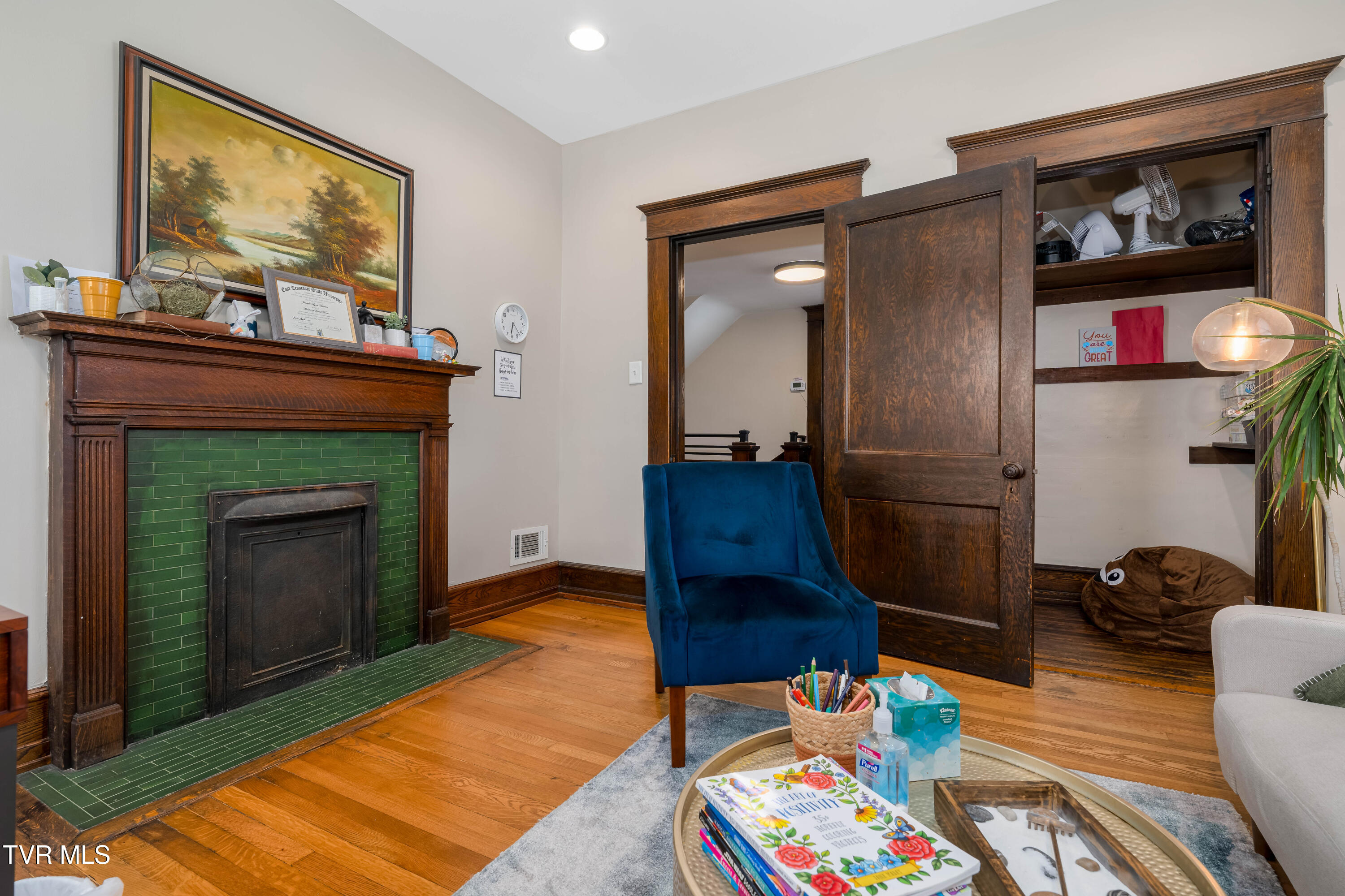 114 East Unaka Avenue
