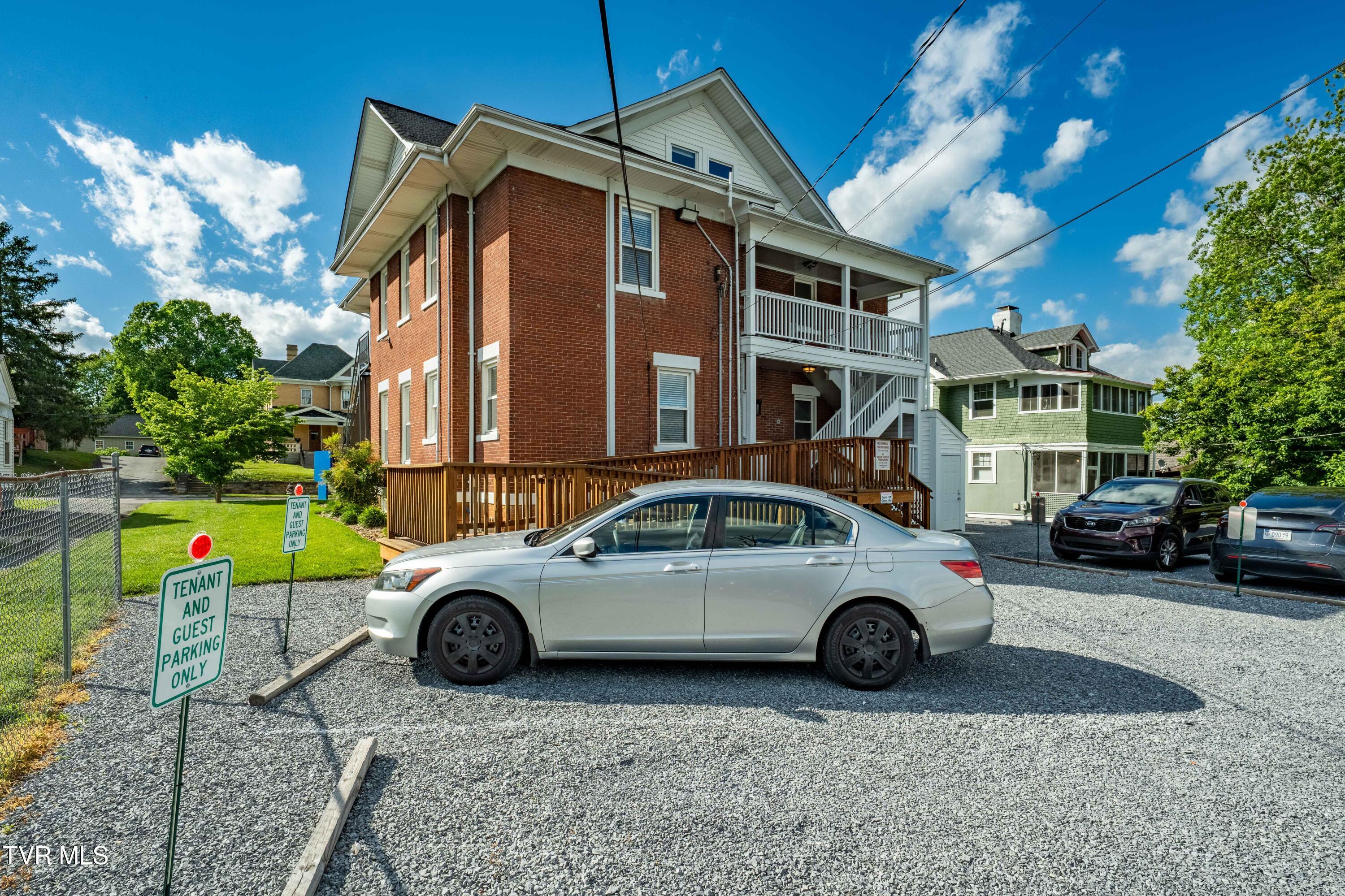 114 East Unaka Avenue