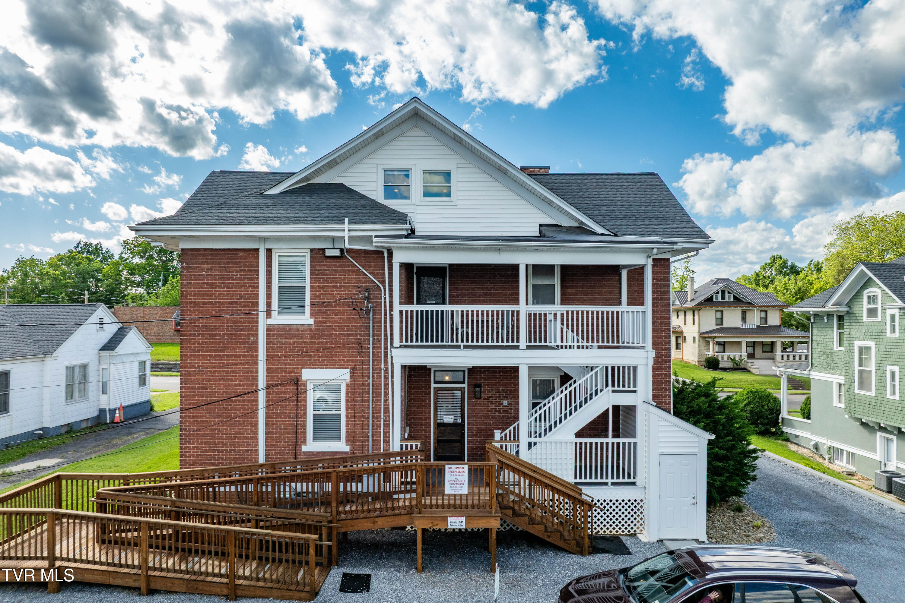 114 East Unaka Avenue
