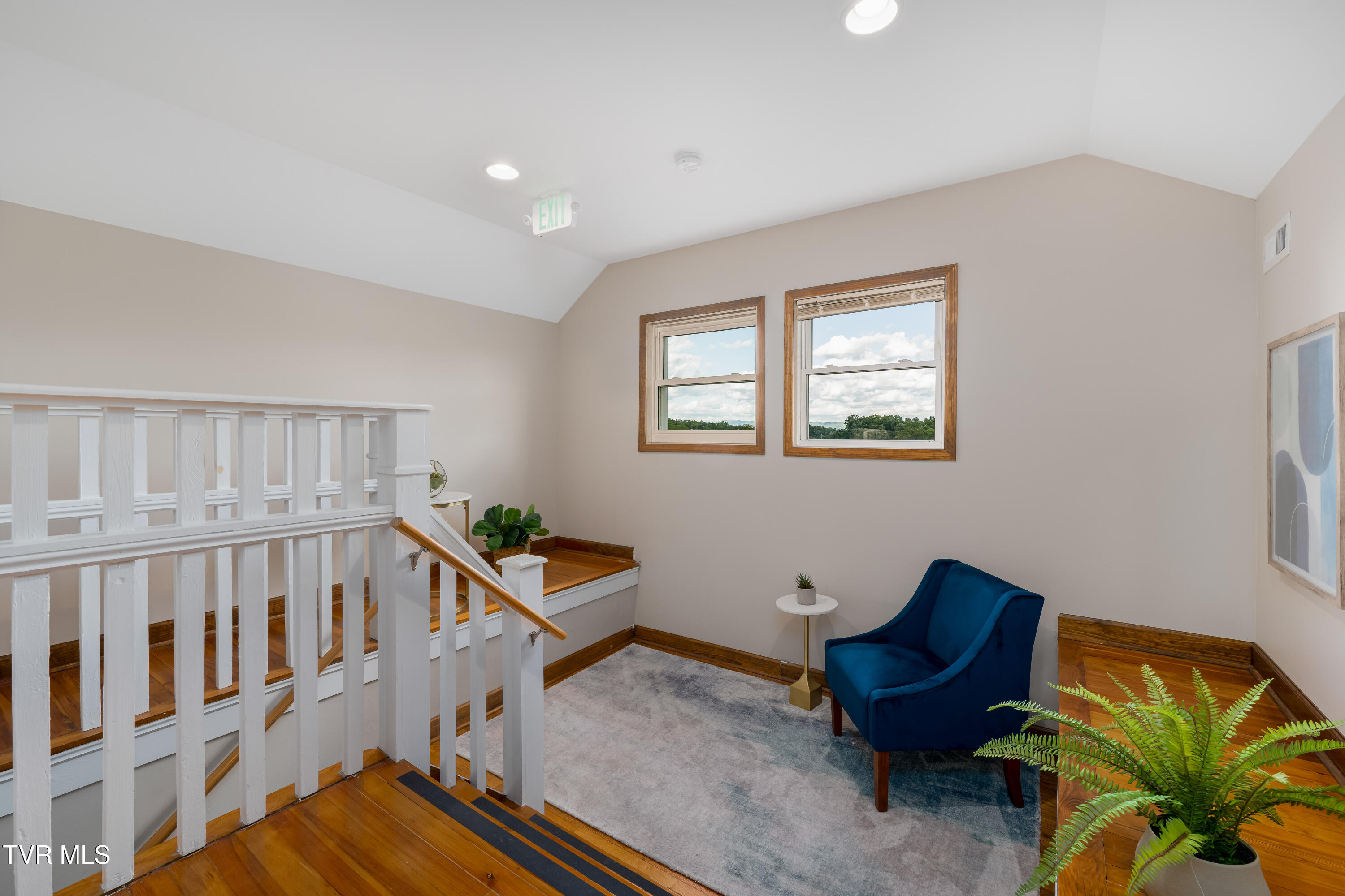 114 East Unaka Avenue