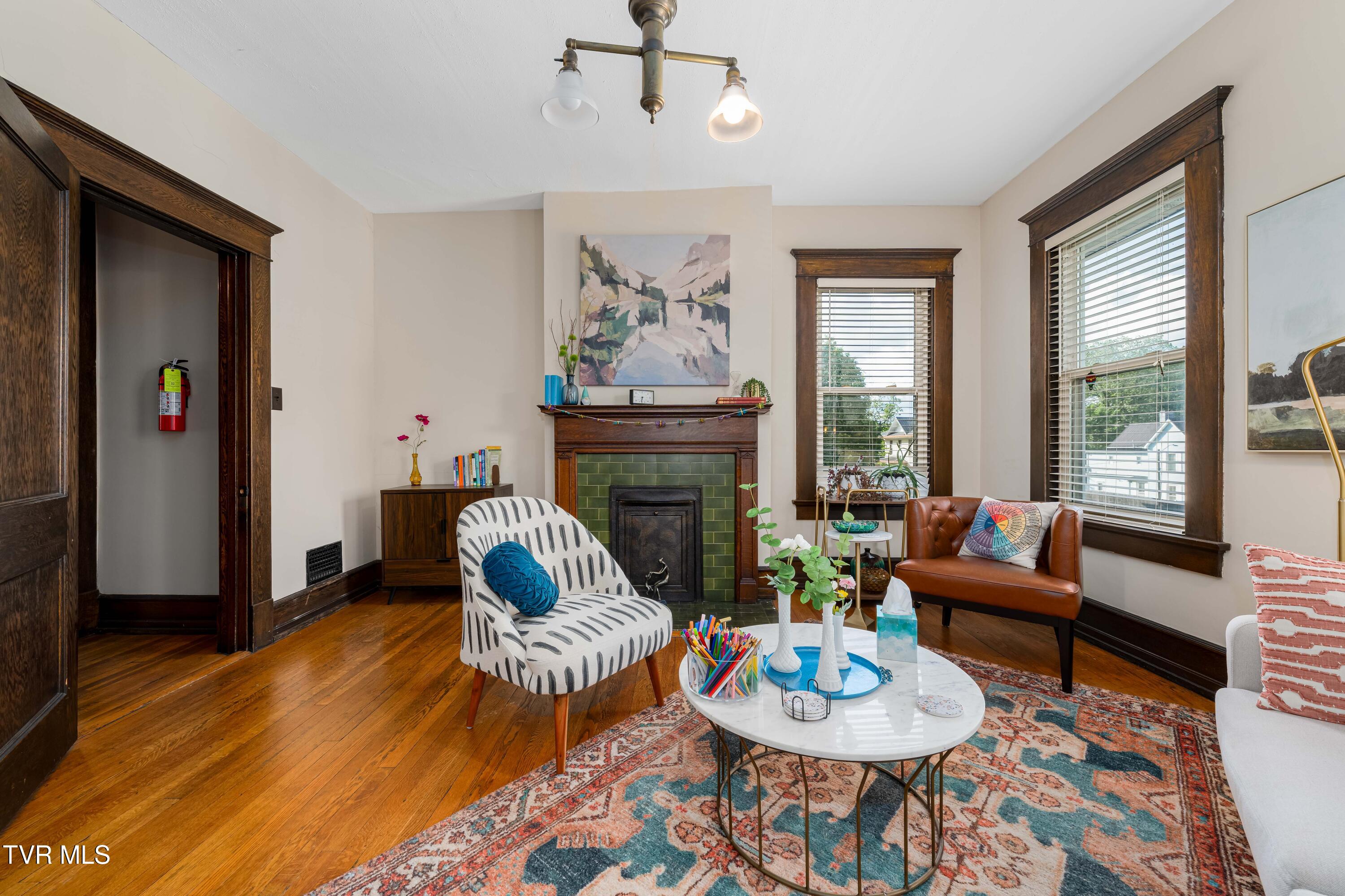 114 East Unaka Avenue