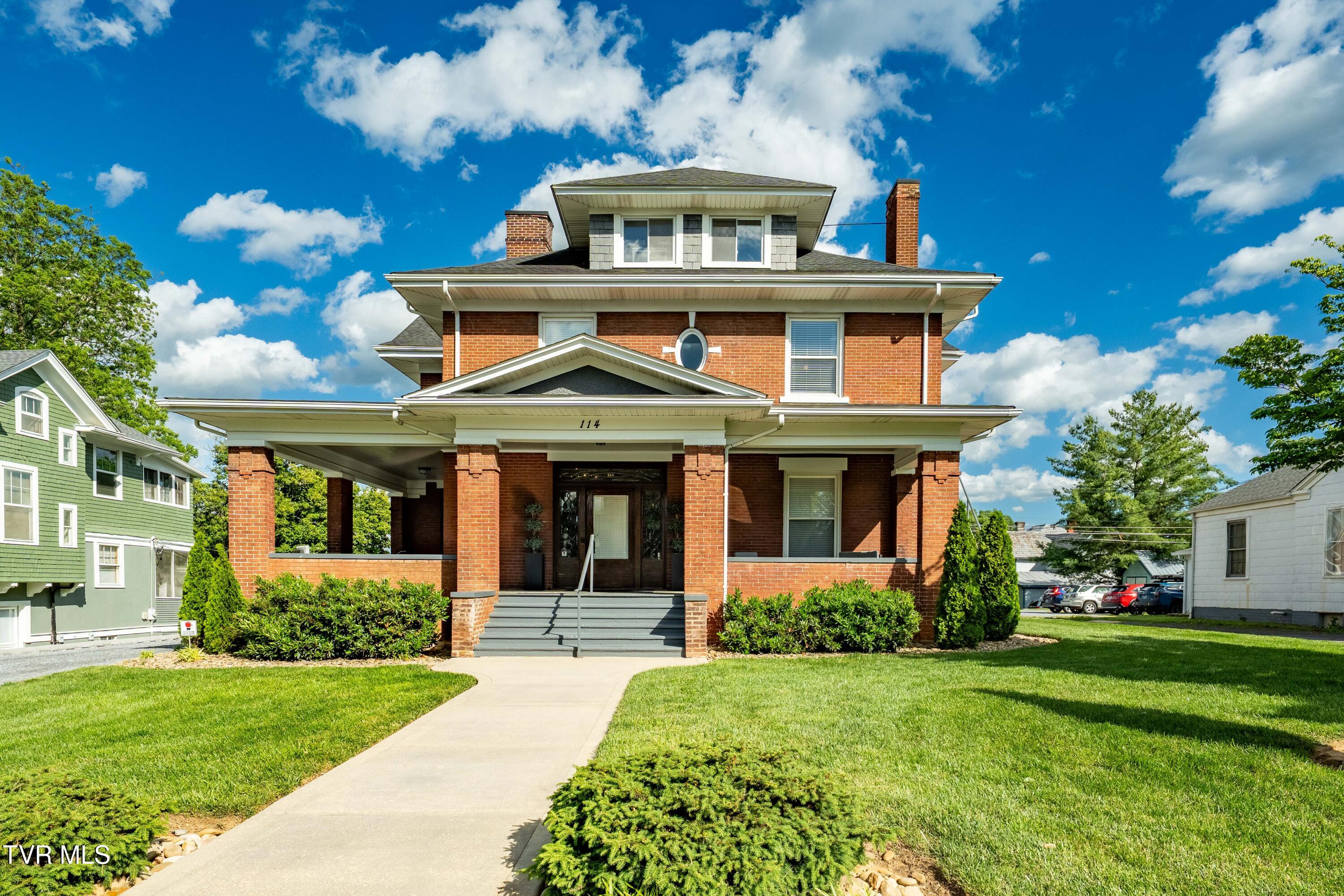 114 East Unaka Avenue