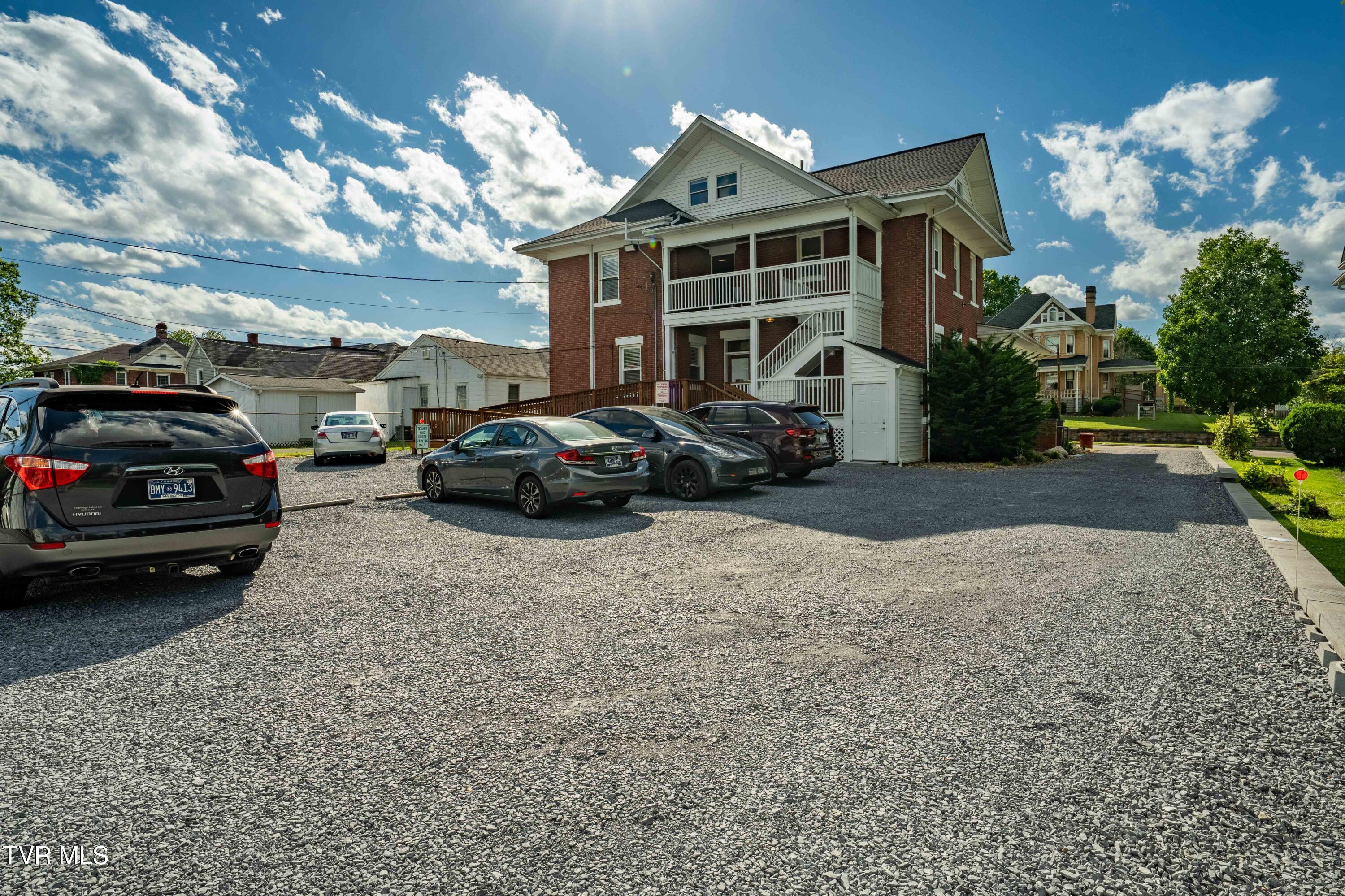 114 East Unaka Avenue