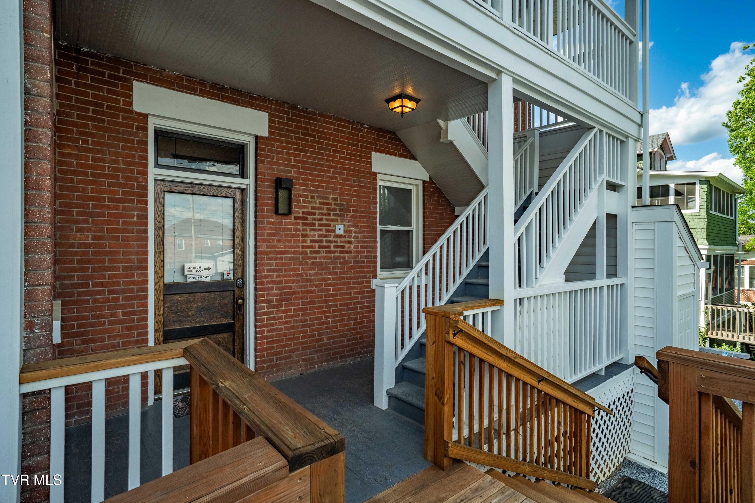 114 East Unaka Avenue