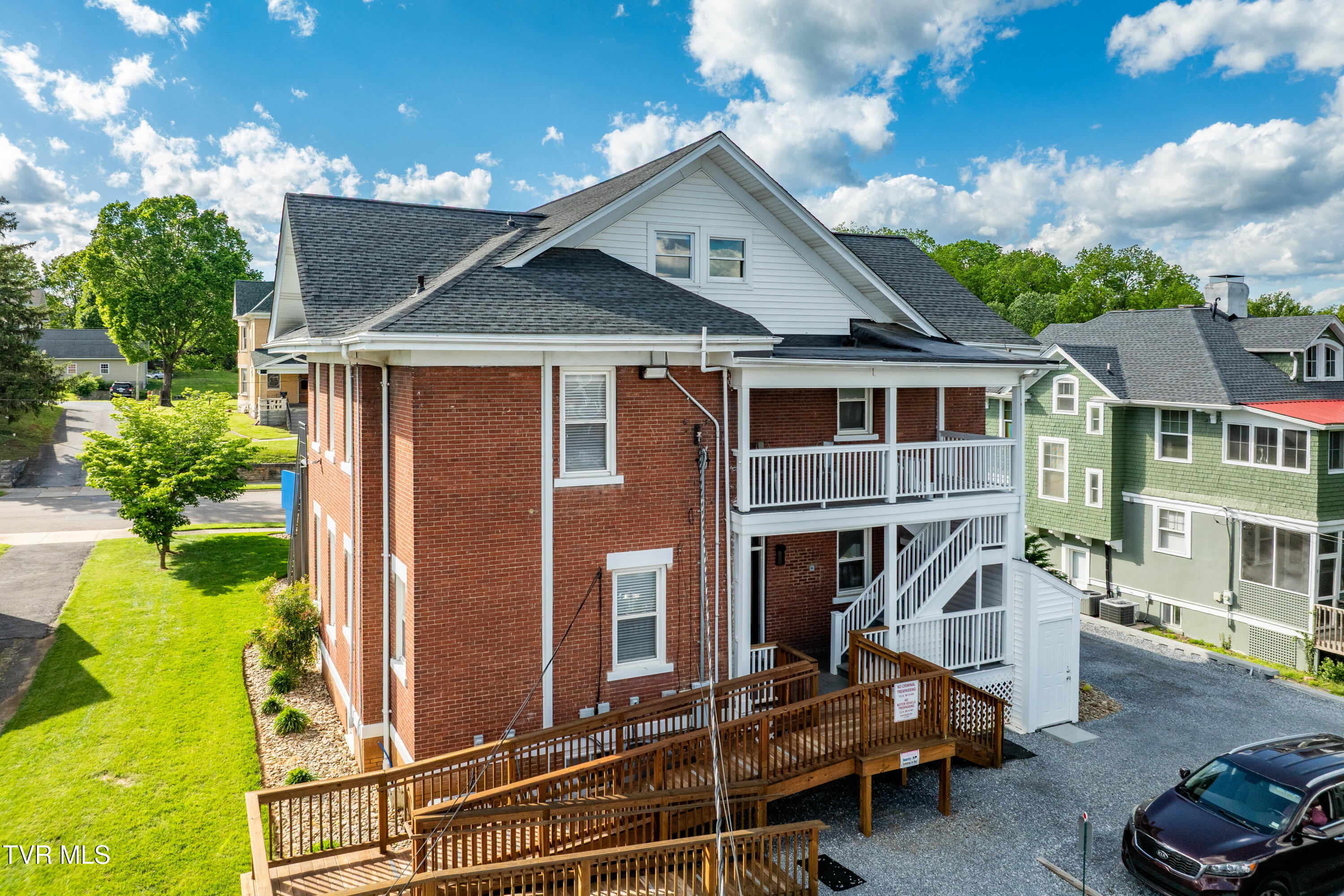 114 East Unaka Avenue