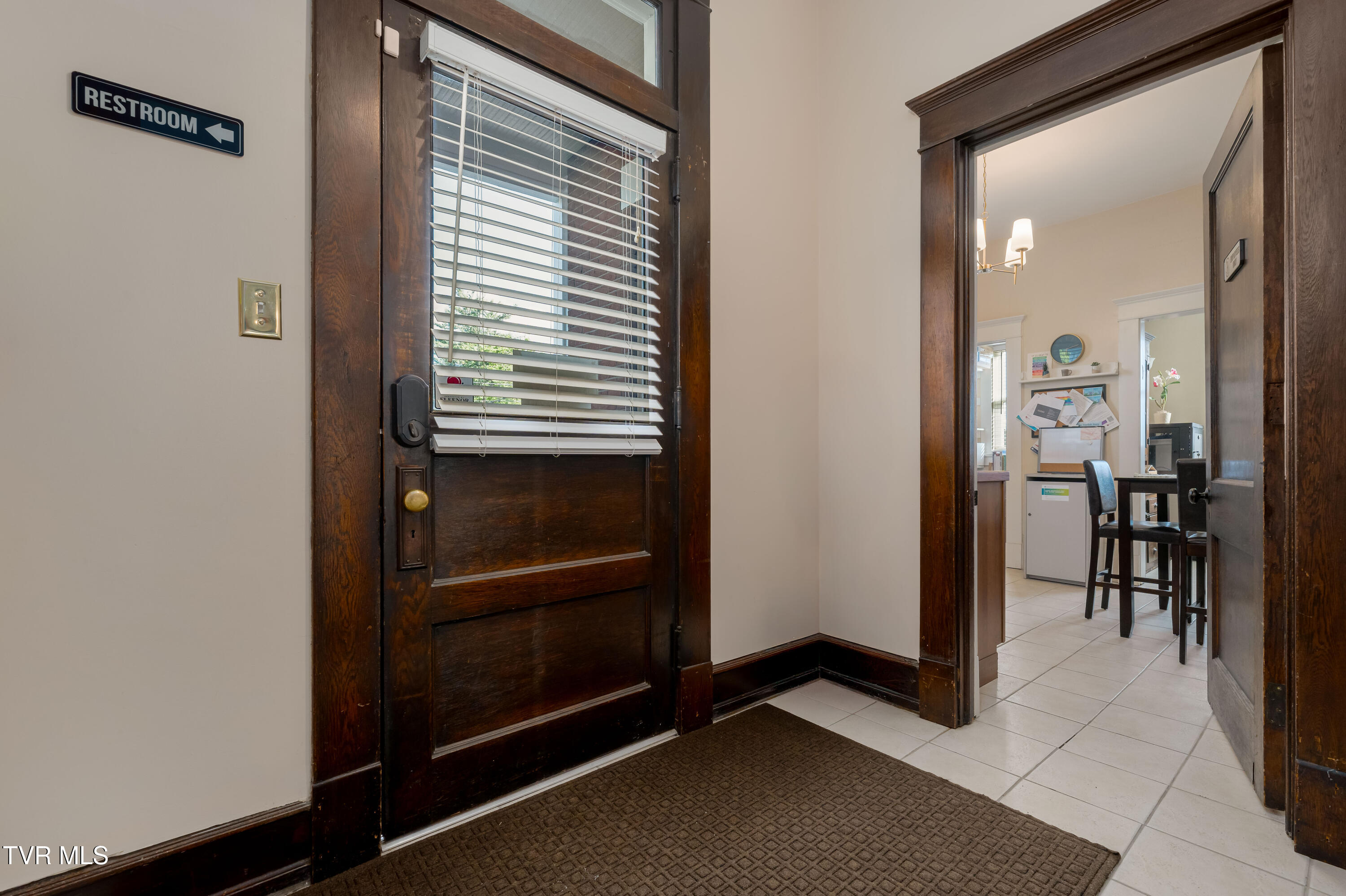114 East Unaka Avenue