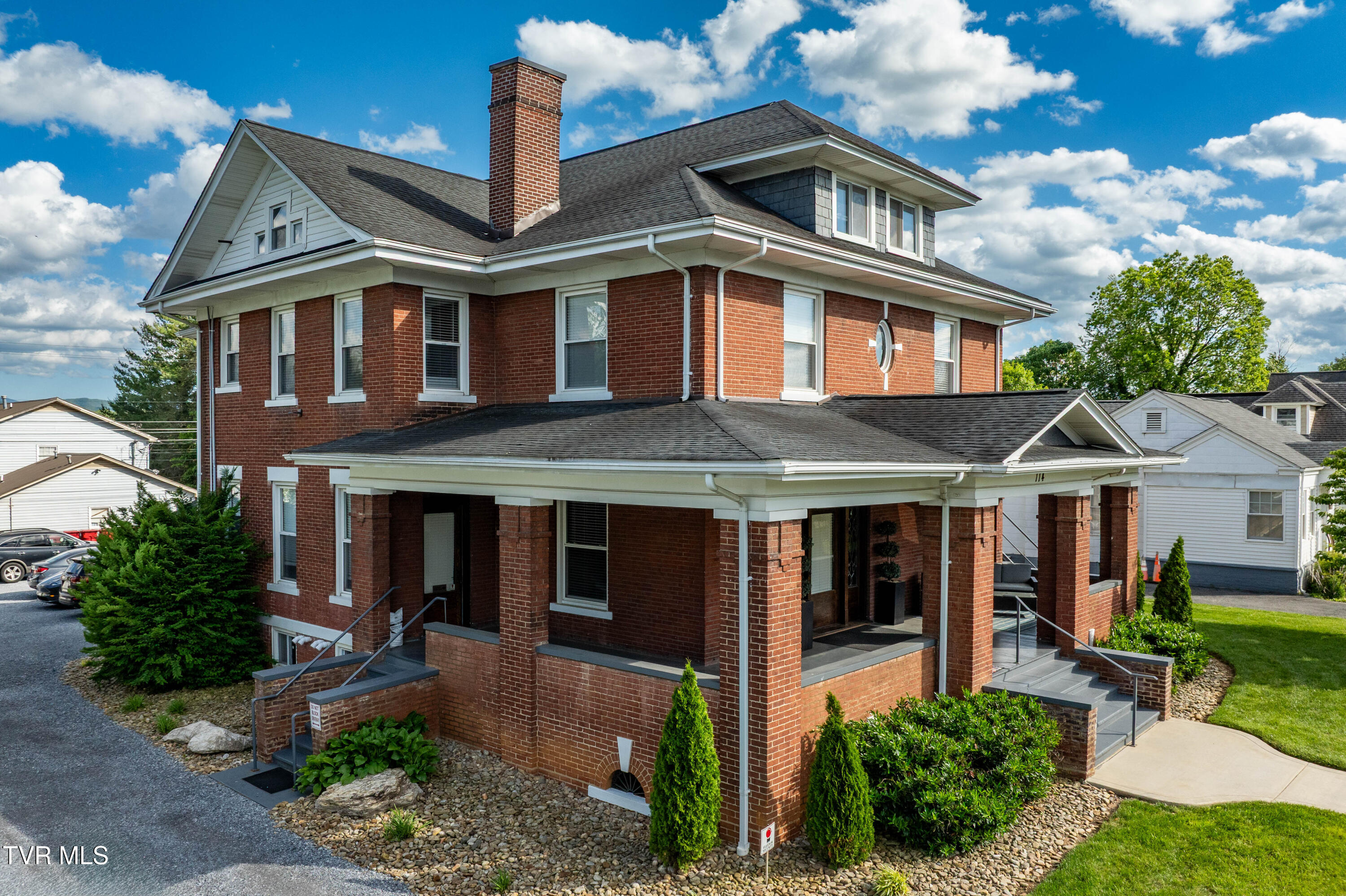 114 East Unaka Avenue
