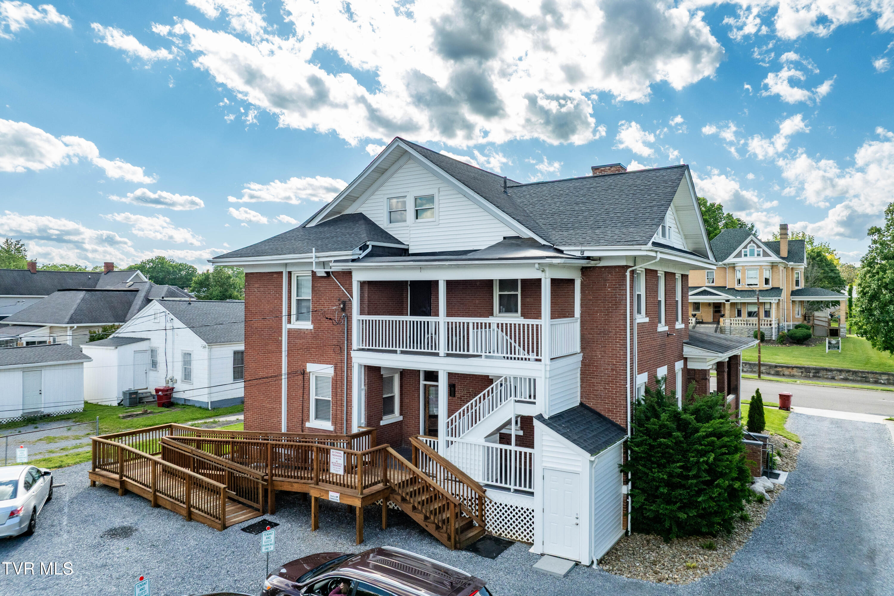 114 East Unaka Avenue