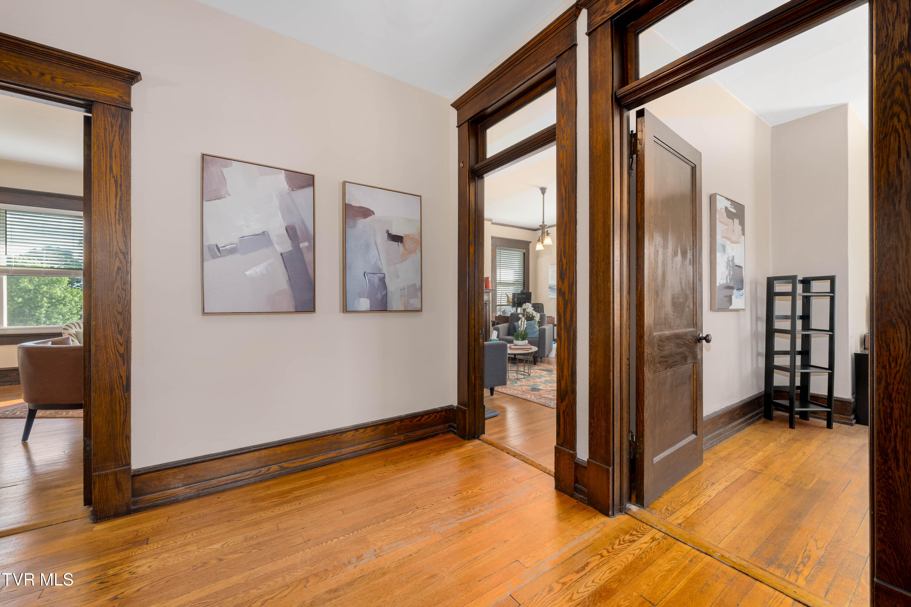114 East Unaka Avenue